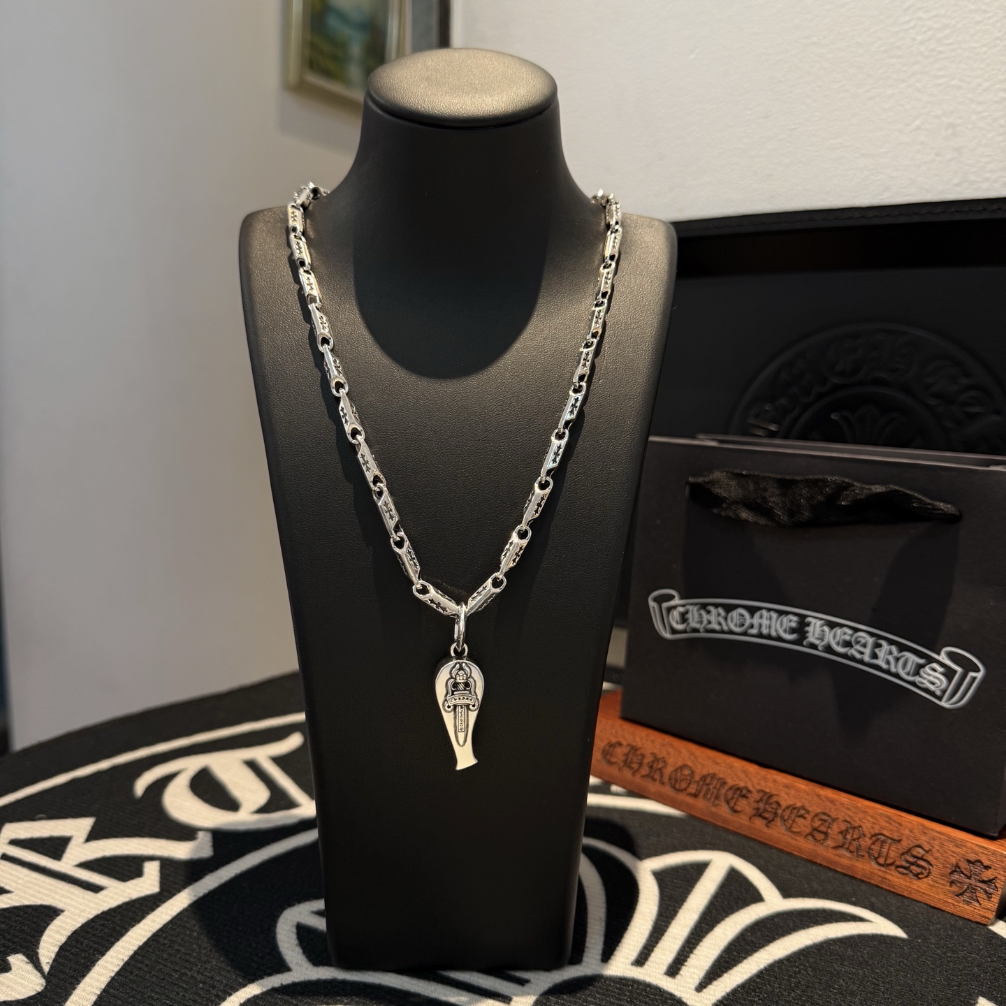 NO:109794,New [Counter Quality] Chrome Hearts Croxin Classic Retro Diamond Cross Necklace Whistle Pendant Different Concave and Convex and Convex Design Styles Presenting Different Cross Scout Flowers are Croxin's ambitions, so they last longer. Genuine version of Chrome Hearts Croxin Difference to the market ordinary light version, match the quality of the version, look at the details of the letter printing, the degree of retro old gray oxygen. Seiko version!  !  !  Pure handmade ~ Authentic model opening must-have fashion and fashion, both men and women can wear it, same style for couples, original official website, rock punk style silver style, retro elements, trendy and versatile!  , jewelry boutique, chrome hearts, chrome hearts, necklace19860909新款【专柜品质】Chrome Hearts克罗心经典复古菱形十字架项链 口哨吊坠 凹凸造型不同的花纹设计风格 呈现出与众不同 十字架 童军花是克罗心的志 所以更经久不衰 正品打版Chrome Hearts克罗心 区别市场普通轻版 对版对标品质 看字印细节 复古做旧灰氧程度.精工版本！！！ 纯手工打造 ～正品开模潮流时尚必备 男女均可佩戴 情侣同款 官网原版 摇滚朋克泰银风格 复古元素 潮流百搭！,饰品精品,chrome hearts,chrome hearts,necklace,Jewelry