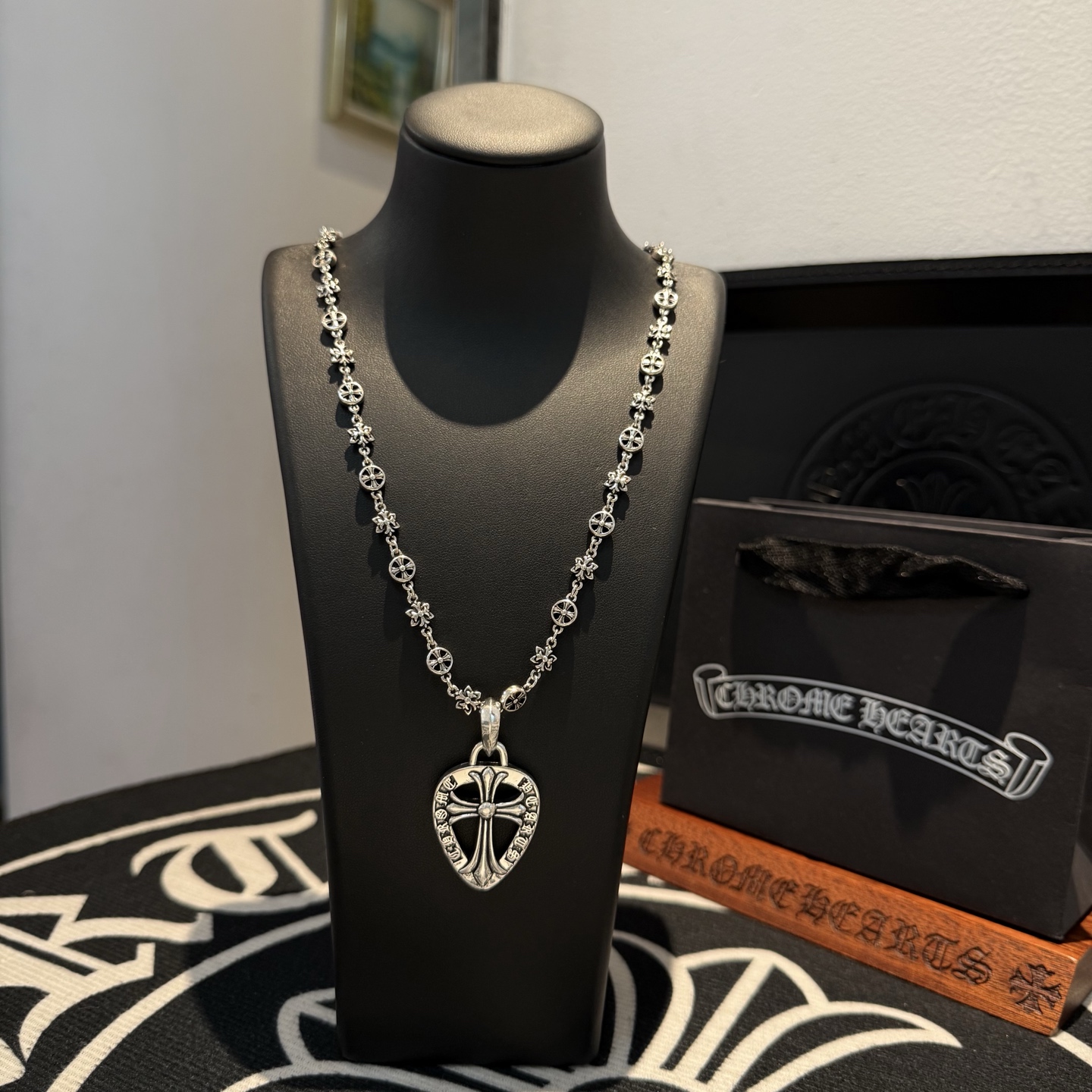 NO:109796,Batch New style [Counter Quality] Chrome Hearts Croxin Classic retro multi-element necklace Heart-shaped cross pendant Kuaishou/ins/Little Red Book popular, different concave and convex and convex design styles present unique. Cross Scout flowers are Croxin's logo, so they last longer. Genuine version Chrome Hearts Croxin Difference to the market ordinary light version, match the quality of the version, look at the details of the letter printing, retro old gray oxygen level. Seiko version!  , jewelry boutique, chrome hearts, chrome hearts, necklace19860909批 新款【专柜品质】Chrome Hearts克罗心 经典复古多元素项链 心形十字架吊坠 快手/ins/小红书热门,凹凸造型不同的花纹设计风格呈现出与众不同 十字架童军花是克罗心的标志 所以更经久不衰 正品打版Chrome Hearts克罗心 区别市场普通轻版 对版对标品质 看字印细节 复古做旧灰氧程度.精工版本！,饰品精品,chrome hearts,chrome hearts,necklace,Jewelry