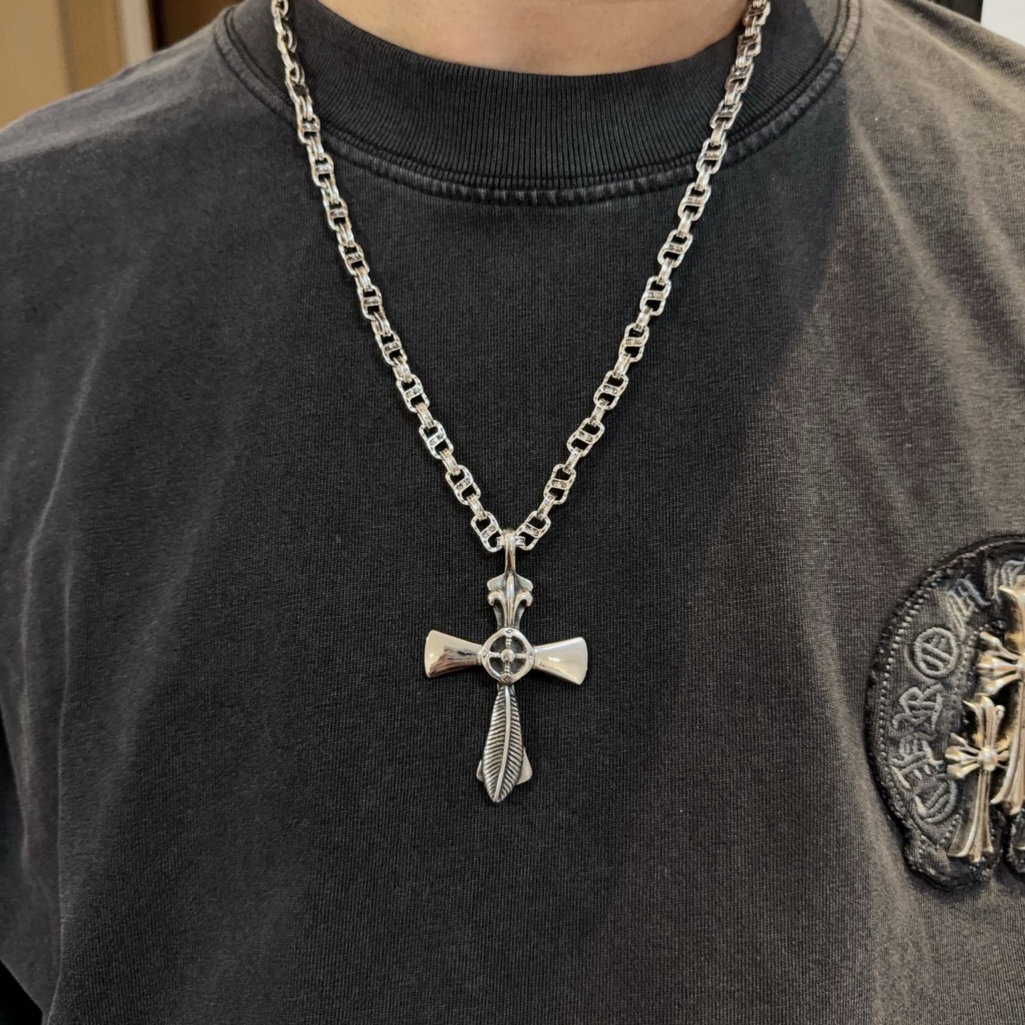 NO:110051,New [Counter Quality] Chrome Hearts Croxin Classic Retro Letter Necklace Cross Feather Pendant Different Pattern Design Styles Presenting Different Cross Scout Flowers are Croxin's ambitions, so they last longer. Genuine version Chrome Hearts Croxin Difference on the market ordinary light version, match the quality of the version, look at the details of the letter printing, the degree of retro old gray oxygen. Seiko version!  !  !  Pure handmade ~ Authentic model opening must-have fashion and fashion, both men and women can wear it, same style for couples, original official website, rock punk style silver style, retro elements, trendy and versatile!  , jewelry boutique, chrome hearts, chrome hearts, necklace19860909新款【专柜品质】Chrome Hearts克罗心经典复古字母项链 十字架羽毛吊坠 凹凸造型不同的花纹设计风格 呈现出与众不同 十字架 童军花是克罗心的志 所以更经久不衰 正品打版Chrome Hearts克罗心 区别市场普通轻版 对版对标品质 看字印细节 复古做旧灰氧程度.精工版本！！！ 纯手工打造 ～正品开模潮流时尚必备 男女均可佩戴 情侣同款 官网原版 摇滚朋克泰银风格 复古元素 潮流百搭！,饰品精品,chrome hearts,chrome hearts,necklace,Jewelry