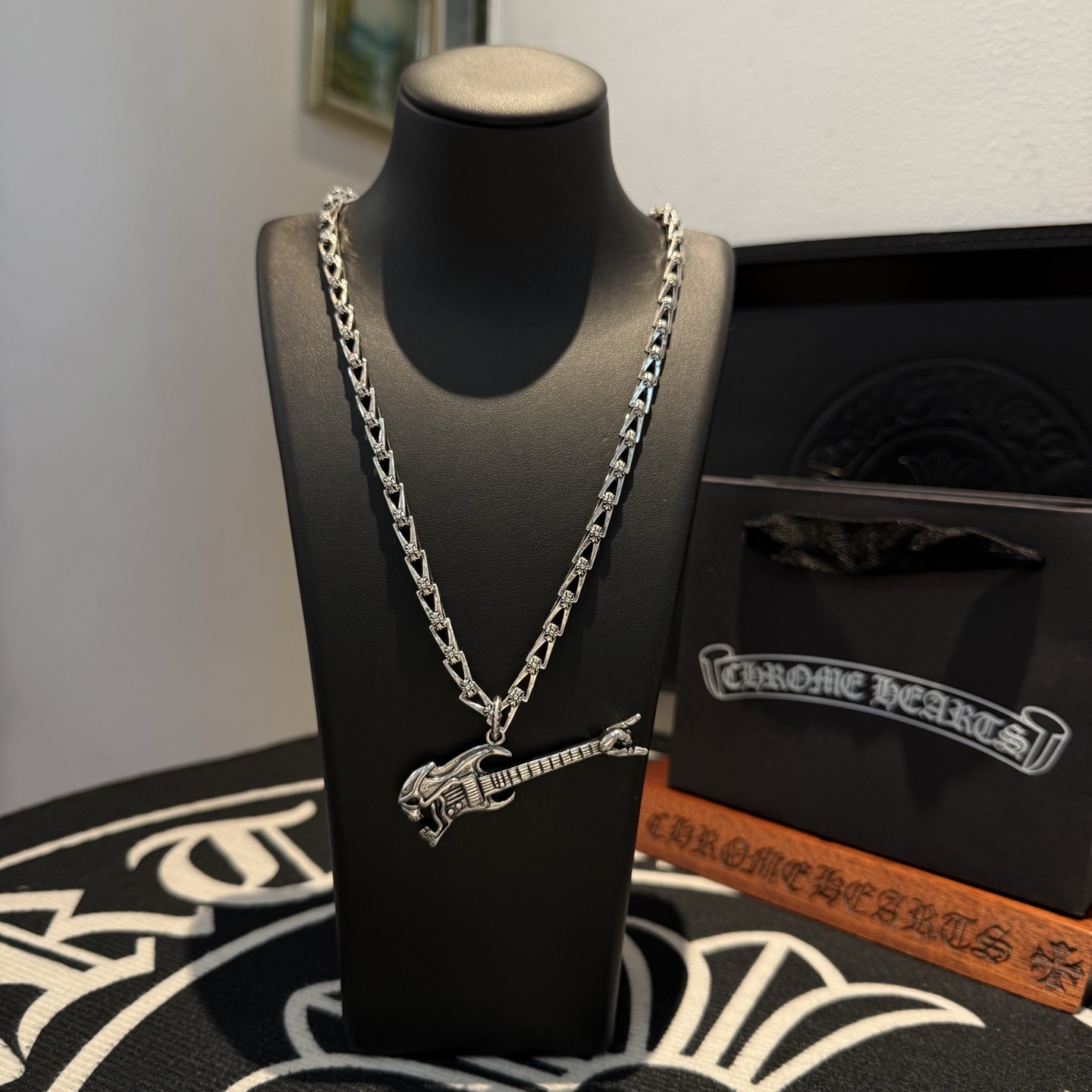 NO:110053,New [Counter Quality] Chrome Hearts Croxin classic retro necklace, guitar pendant, different pattern design styles with concave and convex shapes, presenting uniqueness, Cross Scout flowers are Croxin's ambition, so they last longer. Genuine version of Chrome Hearts Croxin, differentiated from the market, benchmarked on the quality of the version, looking at the details of the letter printing, retro old gray oxygen level. Seiko version!  !  !  Pure handmade ~ Authentic model opening must-have fashion and fashion, both men and women can wear it, same style for couples, original official website, rock punk style silver style, retro elements, trendy and versatile!  , jewelry boutique, chrome hearts, chrome hearts, necklace19860909新款【专柜品质】Chrome Hearts克罗心经典复古项链 吉他吊坠 凹凸造型不同的花纹设计风格 呈现出与众不同 十字架 童军花是克罗心的志 所以更经久不衰 正品打版Chrome Hearts克罗心 区别市场普通轻版 对版对标品质 看字印细节 复古做旧灰氧程度.精工版本！！！ 纯手工打造 ～正品开模潮流时尚必备 男女均可佩戴 情侣同款 官网原版 摇滚朋克泰银风格 复古元素 潮流百搭！,饰品精品,chrome hearts,chrome hearts,necklace,Jewelry