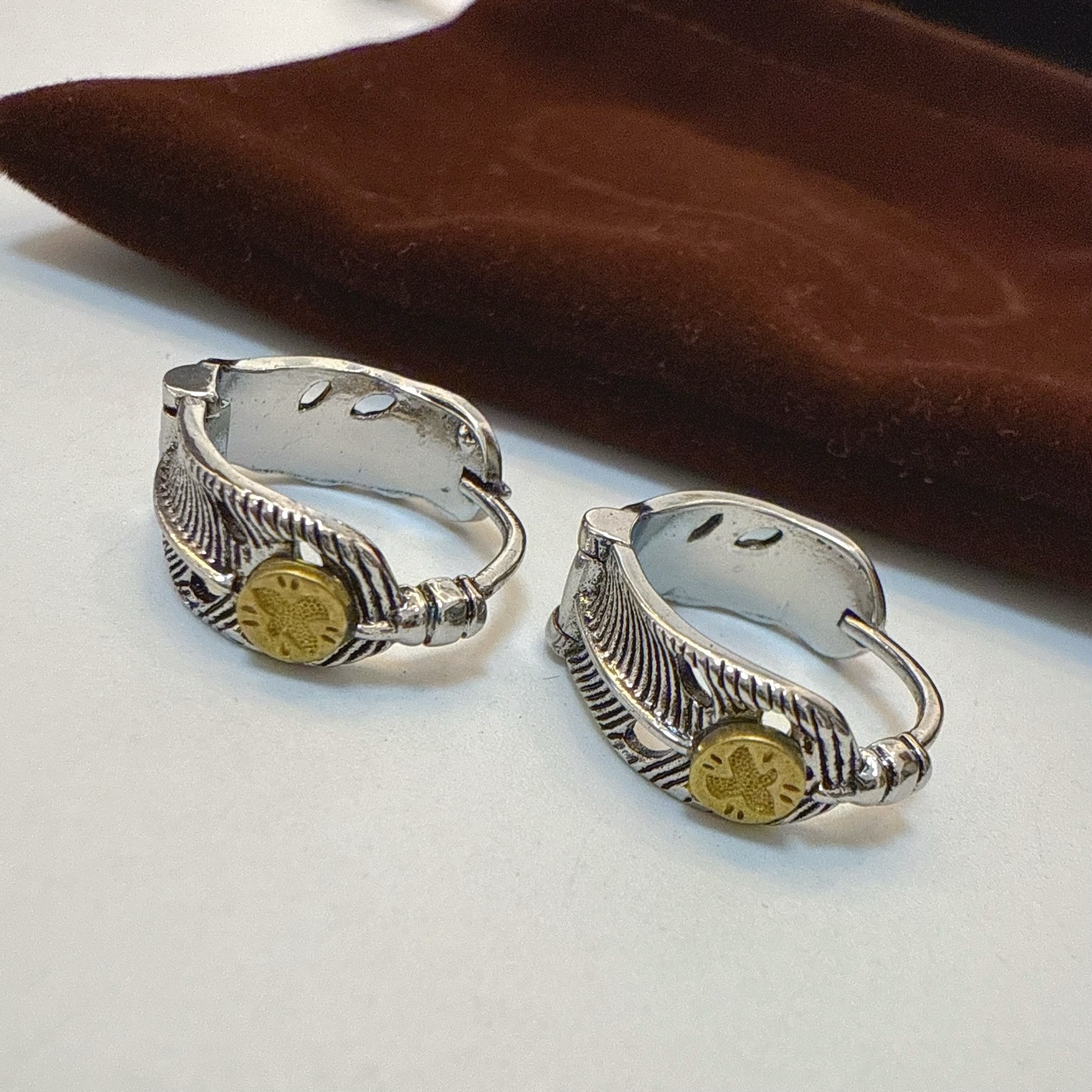 “Goro’s High Bridge: Handmade Golden Ear Nail, Unisex Design with Z Photo Details” - 图片 5