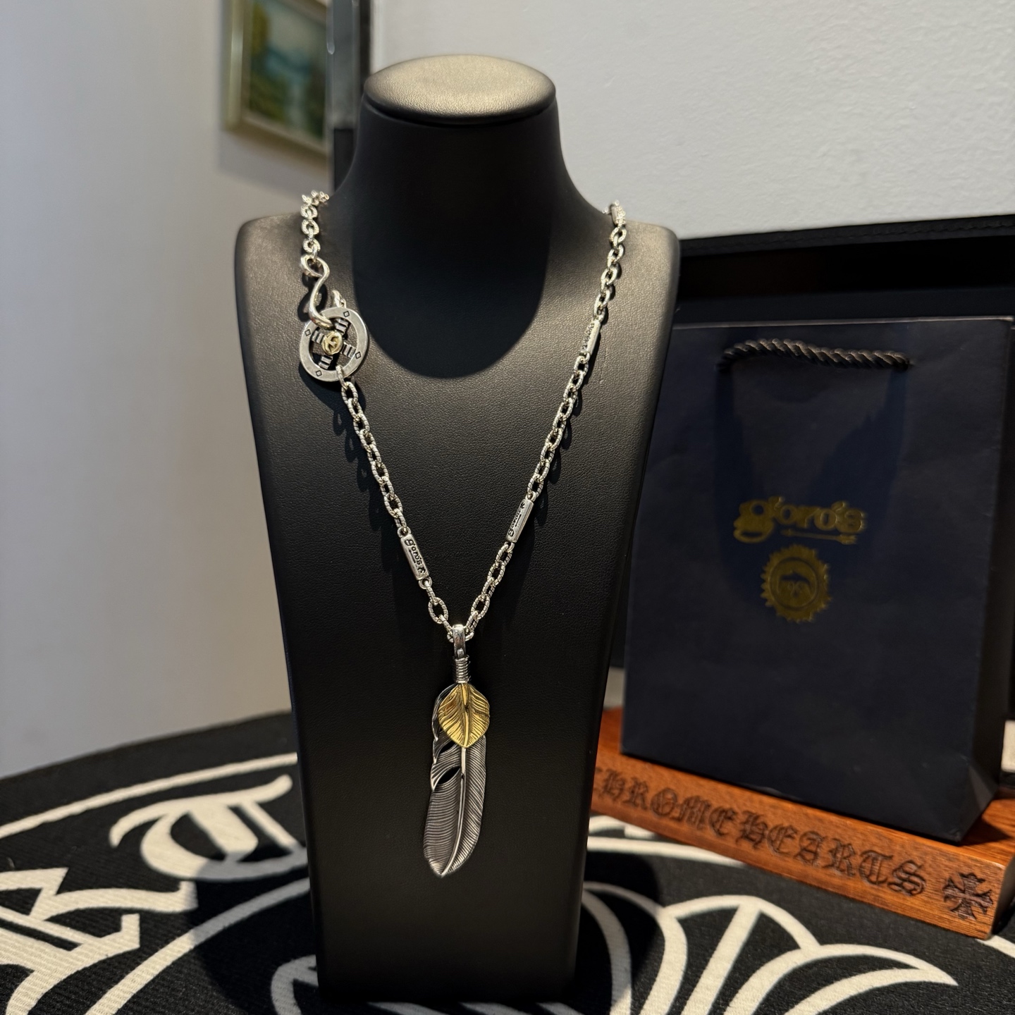 NO:110074,[New Products are on the Shelves] Goro Takahashi Goro's Golden Feather Necklace Top Version, Accepted Exclusive Shooting, Focus on the High-end Market, Absolutely Different from the Ordinary Version!  The details of the picture product are consistent with ZP!  Original production process, precision quality, purely handmade, authentic model opening, fashion essentials, both men and women can wear, same couple style, rock punk silver style, retro elements, trendy and versatile, same style on the official website, fine jewelry, necklace19860909【新品上架】Goro’s高桥吾郎上金羽毛项链 顶级版本 认准独家拍摄 主攻高端市场 绝对区别普通版本！图片产品细节与ZP一致！原版制作工艺 精工品质 纯手工打造 ～正品开模潮流时尚必备 男女均可佩戴 情侣款同款 摇滚朋克泰银风格 复古元素 潮流百搭 官网同款,饰品精品,necklace,Jewelry