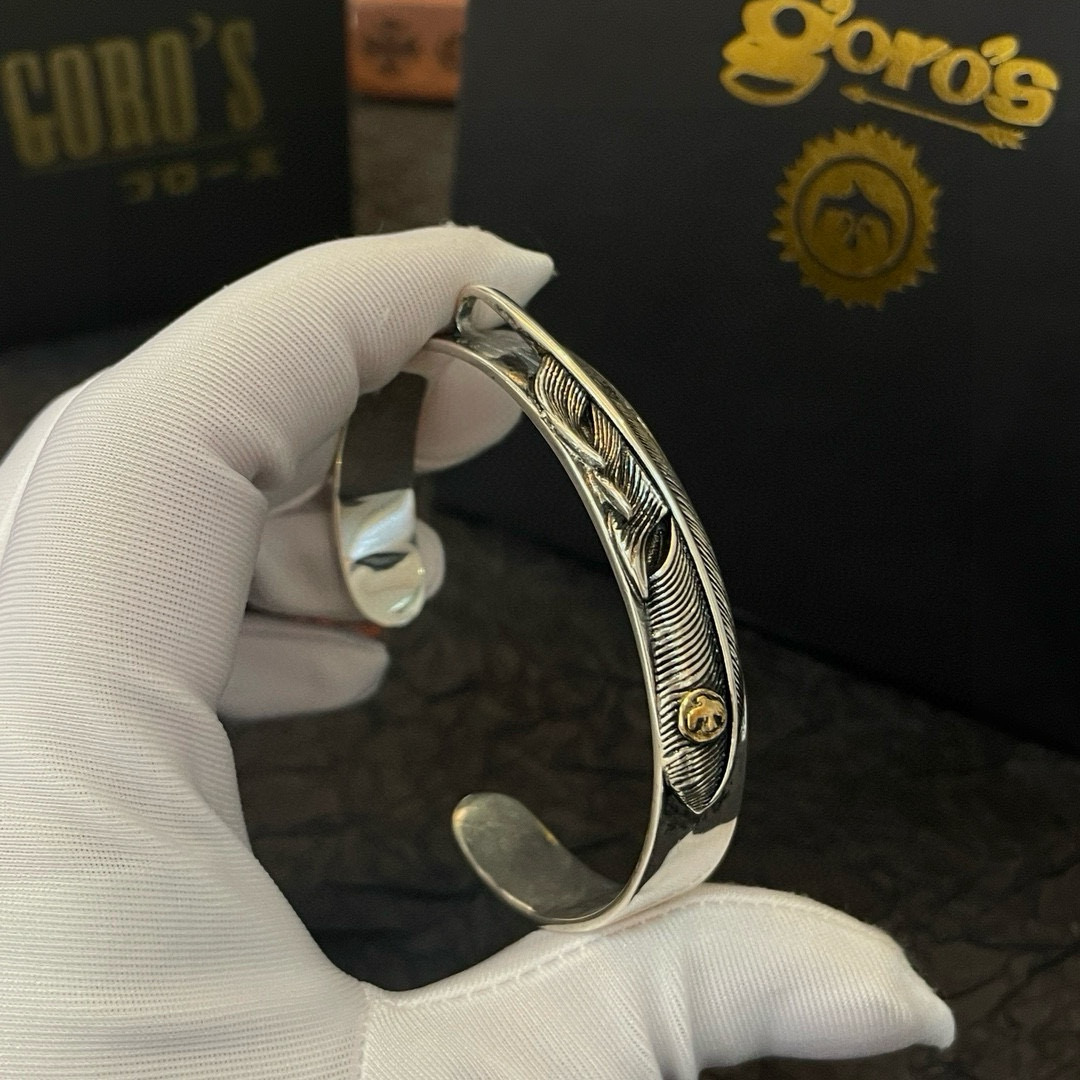NO:110058,Comment [New Products are on the Shelves] Goro Takahashi Goro's golden feather bracelet, top version, accurate exclusive shooting, focus on the high-end market, absolutely different from the ordinary version!  The details of the picture product are consistent with ZP!  Original production process, precision quality, purely handmade, authentic model opening, fashion essentials, both men and women can wear, same couple style, rock punk silver style, retro elements, trendy and versatile, same style on the official website, fine jewelry, bracelet19860909批【新品上架】Goro’s高桥吾郎点金羽毛手镯 顶级版本 认准独家拍摄 主攻高端市场 绝对区别普通版本！图片产品细节与ZP一致！原版制作工艺 精工品质 纯手工打造 ～正品开模潮流时尚必备 男女均可佩戴 情侣款同款 摇滚朋克泰银风格 复古元素 潮流百搭 官网同款,饰品精品,bracelet,Jewelry