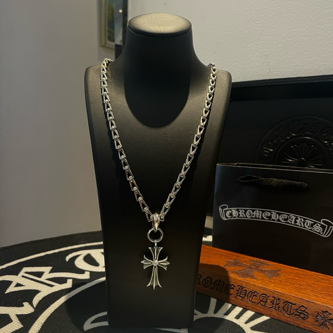 NO:110284,TikTok/Kuaishou/ins/Xiaohongshu/Live Hot, New [Counter Quality] Chrome Hearts Cross Necklace, Cross Pendant, Concave and Convex and Convex Scout Flowers are Croxin's ambition, so they last forever. Genuine version of Chrome Hearts Croxin, different light version of the market, benchmarking quality, looking at the details of the letter printing, retro old gray oxygen level. Seiko version!  !  !  Pure handmade ~ Authentic model opening must-have fashion and fashion, both men and women can wear it, same style for couples, original official website, rock punk style silver style, retro elements, trendy and versatile!  , jewelry boutique, chrome hearts, chrome hearts, necklace19860909批 抖音/快手/ins/小红书/直播热门 ,新款【专柜品质】Chrome Hearts克罗心十字架项链 ,十字架吊坠,凹凸造型不同的花纹设计风格 呈现出与众不同 十字架 童军花是克罗心的志 所以更经久不衰 正品打版Chrome Hearts克罗心 区别市场普通轻版 对版对标品质 看字印细节 复古做旧灰氧程度.精工版本！！！ 纯手工打造 ～正品开模潮流时尚必备 男女均可佩戴 情侣同款 官网原版 摇滚朋克泰银风格 复古元素 潮流百搭！,饰品精品,chrome hearts,chrome hearts,necklace,Jewelry
