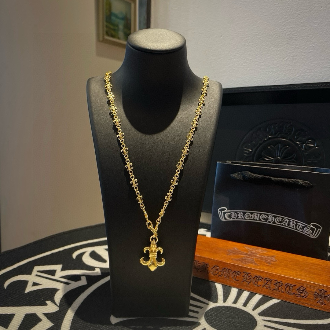NO:110286,New [Counter Quality] Chrome Hearts Croxin Classic golden Scout Flower Necklace Scout Flower Pendant Different concave and convex and concave design styles present uniqueness Cross Scout Flowers are Croxin's ambitions, so they last longer. Genuine version of Chrome Hearts Croxin Difference to the market ordinary light version, match the quality of the version, look at the details of the letter printing, retro old gray oxygen level. Seiko version!  !  !  Pure handmade ~ Authentic model opening must-have fashion and fashion, both men and women can wear it, same style for couples, original official website, rock punk style silver style, retro elements, trendy and versatile!  , jewelry boutique, chrome hearts, chrome hearts, necklace, gold19860909新款【专柜品质】Chrome Hearts克罗心 经典黄金色童军花项链 童军花吊坠 凹凸造型不同的花纹设计风格 呈现出与众不同 十字架 童军花是克罗心的志 所以更经久不衰 正品打版Chrome Hearts克罗心 区别市场普通轻版 对版对标品质 看字印细节 复古做旧灰氧程度.精工版本！！！ 纯手工打造 ～正品开模潮流时尚必备 男女均可佩戴 情侣同款 官网原版 摇滚朋克泰银风格 复古元素 潮流百搭！,饰品精品,chrome hearts,chrome hearts,necklace,gold,Jewelry