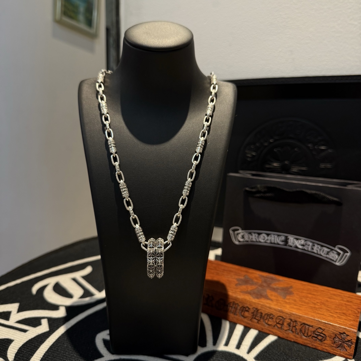 NO:110295,Batch New [Counter Quality] Chrome Hearts Cross Necklace, Double-layer Cross Ring Pendant, Different Concave and Convex and Convex Scout Flowers are Croxin's ambition, so they last longer. Genuine version of Chrome Hearts Croxin, different from the market, benchmark the quality of the version, look at the details of the letter printing, retro old gray oxygen level. Seiko version!  !  !  Pure handmade ~ Authentic model opening must-have fashion and fashion, both men and women can wear it, same style for couples, original official website, rock punk style silver style, retro elements, trendy and versatile!  , jewelry boutique, chrome hearts, chrome hearts, necklace, ring19860909批 新款【专柜品质】Chrome Hearts克罗心十字架项链 ,双层十字花戒指吊坠,凹凸造型不同的花纹设计风格 呈现出与众不同 十字架 童军花是克罗心的志 所以更经久不衰 正品打版Chrome Hearts克罗心 区别市场普通轻版 对版对标品质 看字印细节 复古做旧灰氧程度.精工版本！！！ 纯手工打造 ～正品开模潮流时尚必备 男女均可佩戴 情侣同款 官网原版 摇滚朋克泰银风格 复古元素 潮流百搭！,饰品精品,chrome hearts,chrome hearts,necklace,ring,Jewelry