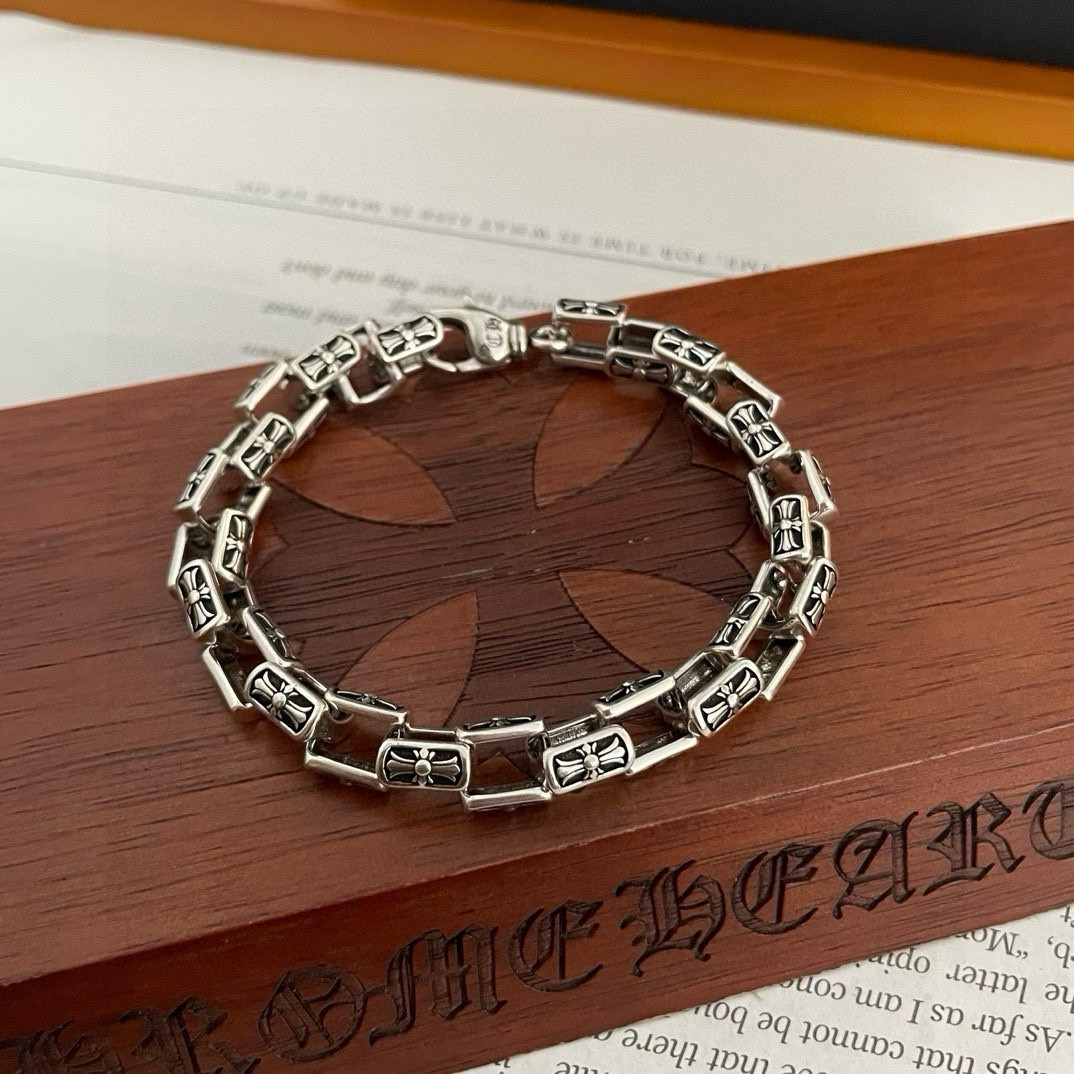 NO:110296,[Counter Quality] Chrome Hearts Croxin Classic retro cross bamboo bracelet with different concave and convex shapes presents unique styles Cross Scout flowers are Croxin's ambitions, so they last longer. Genuine version of Chrome Hearts Croxin necklace, different from the market, match the quality, look at the details of the letter printing, retro old gray oxygen level. Seiko version!  !  !  Pure handmade ~ Authentic model opening must-have fashion and fashion, both men and women can wear it, same style for couples, original official website, rock punk style silver style, retro elements, trendy and versatile!  , jewelry boutique, chrome hearts, chrome hearts, necklace, bracelet19860909【专柜品质】Chrome Hearts克罗心 经典复古十字架竹节手链 凹凸造型不同的花纹设计风格 呈现出与众不同 十字架 童军花是克罗心的志 所以更经久不衰 正品打版Chrome Hearts克罗心项链 区别市场普通轻版 对版对标品质 看字印细节 复古做旧灰氧程度.精工版本！！！ 纯手工打造 ～正品开模潮流时尚必备 男女均可佩戴 情侣同款 官网原版 摇滚朋克泰银风格 复古元素 潮流百搭！,饰品精品,chrome hearts,chrome hearts,necklace,bracelet,Jewelry