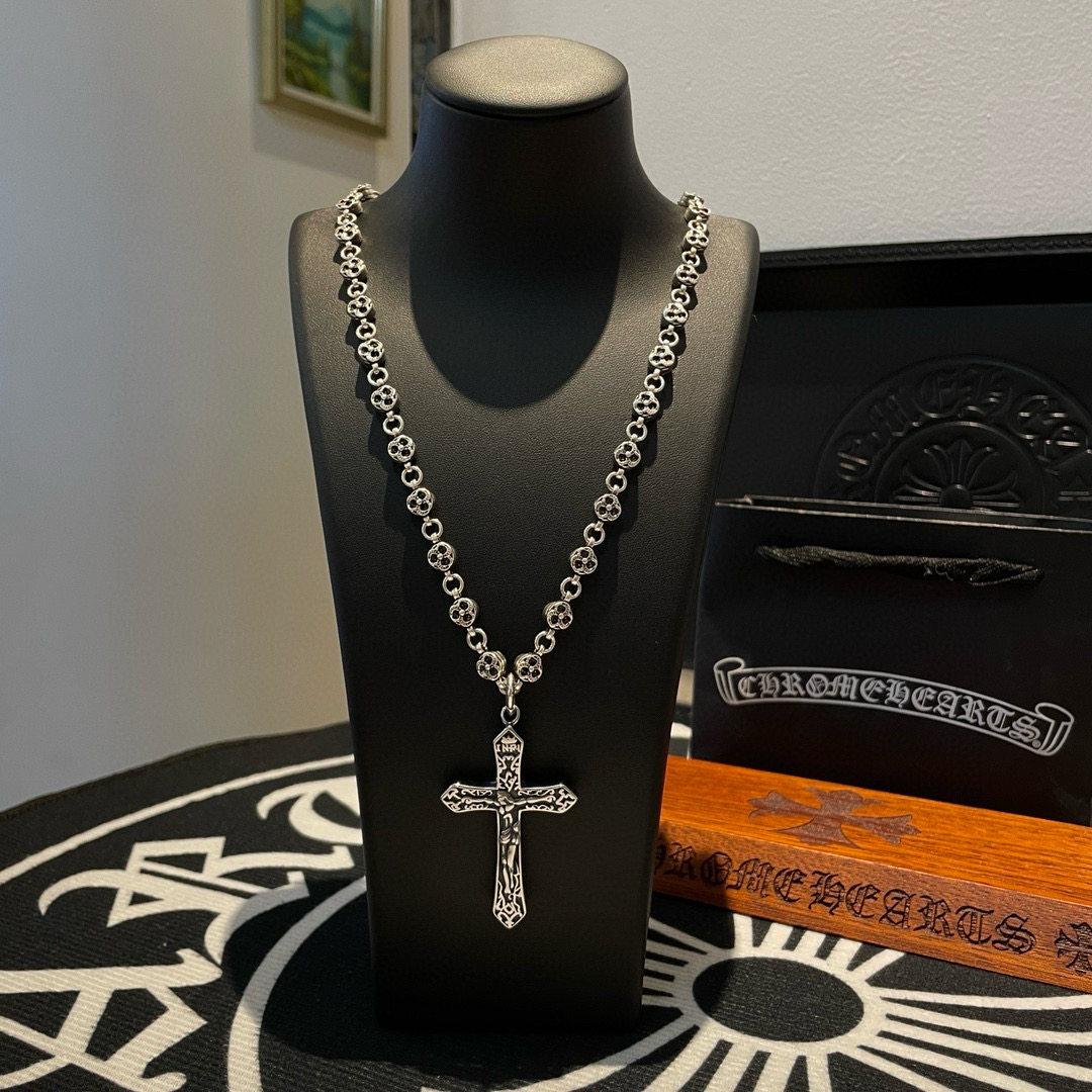 NO:110302,New [Counter Quality] Chrome Hearts Croxin Classic retro flower ball necklace Cross pendant, different pattern design styles with concave and concave shapes present a unique style Cross Scout flowers are Croxin's ambitions, so they last longer. Genuine version Chrome Hearts Croxin Difference to the market ordinary light version, match the quality of the version, look at the details of the letter printing, the degree of retro old gray oxygen. Seiko version!  !  !  Pure handmade ~ Authentic model opening must-have fashion and fashion, both men and women can wear it, same style for couples, original official website, rock punk style silver style, retro elements, trendy and versatile!  , jewelry boutique, chrome hearts, chrome hearts, necklace19860909新款【专柜品质】Chrome Hearts克罗心 经典复古花球项链 十字架吊坠,凹凸造型不同的花纹设计风格 呈现出与众不同 十字架 童军花是克罗心的志 所以更经久不衰 正品打版Chrome Hearts克罗心 区别市场普通轻版 对版对标品质 看字印细节 复古做旧灰氧程度.精工版本！！！ 纯手工打造 ～正品开模潮流时尚必备 男女均可佩戴 情侣同款 官网原版 摇滚朋克泰银风格 复古元素 潮流百搭！,饰品精品,chrome hearts,chrome hearts,necklace,Jewelry