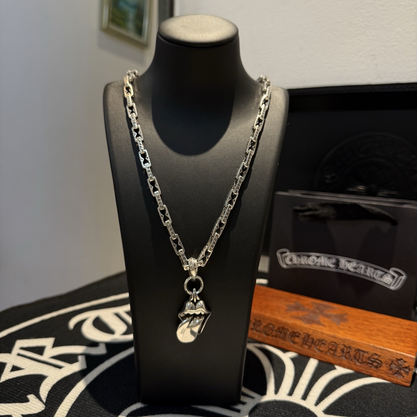 NO:110310,New [Counter Quality] Chrome Hearts Croxin Classic Retro Cross Thick Letter Necklace, Large Tongue Pendant, Different Concave and Convex and Convex Design Styles, presenting uniqueness. Cross Scout Flower is Croxin's ambition, so it lasts for a long time. Genuine version of Chrome Hearts Croxin, different from the market, benchmarking the quality of the version, looking at the details of the letter printing, retro, old gray oxygen level. Seiko version!  !  !  Pure handmade ~ Authentic model opening must-have fashion and fashion, both men and women can wear it, same style for couples, original official website, rock punk style silver style, retro elements, trendy and versatile!  , jewelry boutique, chrome hearts, chrome hearts, necklace19860909新款【专柜品质】Chrome Hearts克罗心经典复古十字架粗字母项链 大舌头吊坠,凹凸造型不同的花纹设计风格 呈现出与众不同 十字架 童军花是克罗心的志 所以更经久不衰 正品打版Chrome Hearts克罗心 区别市场普通轻版 对版对标品质 看字印细节 复古做旧灰氧程度.精工版本！！！ 纯手工打造 ～正品开模潮流时尚必备 男女均可佩戴 情侣同款 官网原版 摇滚朋克泰银风格 复古元素 潮流百搭！,饰品精品,chrome hearts,chrome hearts,necklace,Jewelry