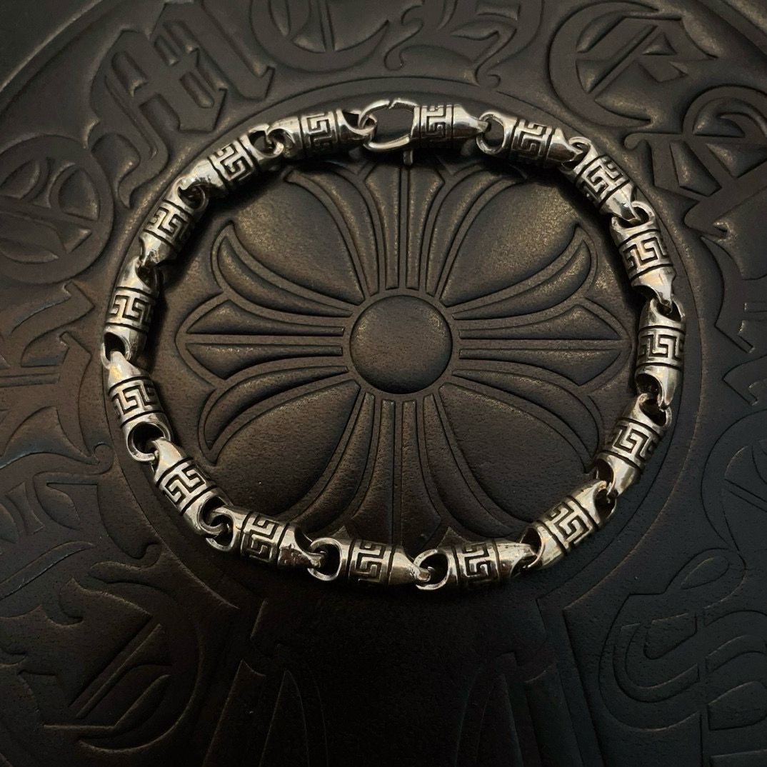 NO:110313,New [Counter Quality] Chrome Hearts Croxin classic retro bracelet with different concave and convex shapes, presenting unique styles. Cross Scout flowers are Croxin's ambitions, so they last longer. Genuine version of Chrome Hearts Croxin, differentiating the market ordinary light version, matching the quality, looking at the details of the letter printing, retro old gray oxygen level. Seiko version!  !  !  Pure handmade ~ Authentic model opening must-have fashion and fashion, both men and women can wear it, same style for couples, original official website, rock punk style silver style, retro elements, trendy and versatile!  , jewelry boutique, chrome hearts, chrome hearts, bracelet19860909新款【专柜品质】Chrome Hearts克罗心经典复古手链 凹凸造型不同的花纹设计风格 呈现出与众不同 十字架 童军花是克罗心的志 所以更经久不衰 正品打版Chrome Hearts克罗心 区别市场普通轻版 对版对标品质 看字印细节 复古做旧灰氧程度.精工版本！！！ 纯手工打造 ～正品开模潮流时尚必备 男女均可佩戴 情侣同款 官网原版 摇滚朋克泰银风格 复古元素 潮流百搭！,饰品精品,chrome hearts,chrome hearts,bracelet,Jewelry