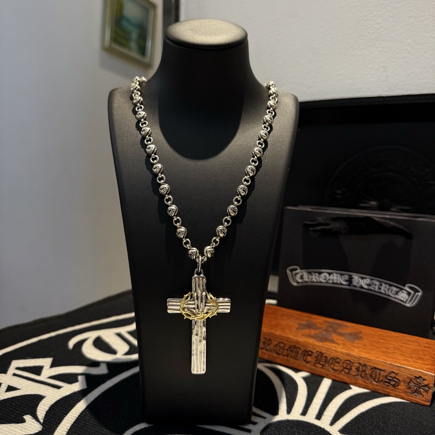 NO:110319,New [Counter Quality] Chrome Hearts Croxin Classic Retro Vine Flower Love Necklace Cross Pendant, Different Concave and Convex and Convex Design Styles Presenting Different. Cross Scout Flower is Croxin's ambition, so it lasts for a long time. Genuine Chrome Hearts Croxin Difference to the market ordinary light version, benchmarking the quality of the version, looking at the details of the letter printing, retro old gray oxygen level. Seiko version!  !  !  Pure handmade ~ Authentic model opening must-have fashion and fashion, both men and women can wear it, same style for couples, original official website, rock punk style silver style, retro elements, trendy and versatile!  , jewelry boutique, chrome hearts, chrome hearts, necklace19860909新款【专柜品质】Chrome Hearts克罗心经典复古藤花爱心项链 十字架吊坠,凹凸造型不同的花纹设计风格 呈现出与众不同 十字架 童军花是克罗心的志 所以更经久不衰 正品打版Chrome Hearts克罗心 区别市场普通轻版 对版对标品质 看字印细节 复古做旧灰氧程度.精工版本！！！ 纯手工打造 ～正品开模潮流时尚必备 男女均可佩戴 情侣同款 官网原版 摇滚朋克泰银风格 复古元素 潮流百搭！,饰品精品,chrome hearts,chrome hearts,necklace,Jewelry