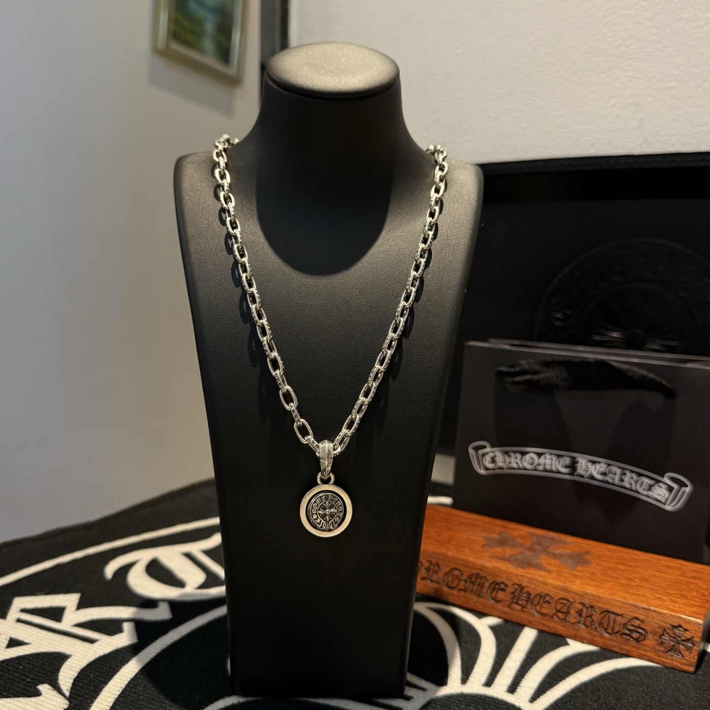 NO:110325,New [Counter Quality] Chrome Hearts Croxin Classic Letter Necklace Double-sided Horseshoe Printing Pendant, Different Concave and Convex and Convex Design Styles Presenting Different. Cross Scout Flowers are Croxin's ambitions, so they last longer. Genuine version of Chrome Hearts Croxin, differentiated from the market, benchmarked on the quality of the version, looked at the details of the letter printing, retro, old gray oxygen level. Seiko version!  !  !  Pure handmade ~ Authentic model opening must-have fashion and fashion, both men and women can wear it, same style for couples, original official website, rock punk style silver style, retro elements, trendy and versatile!  , jewelry boutique, chrome hearts, chrome hearts, necklace19860909新款【专柜品质】Chrome Hearts克罗心经典字母项链 双面马蹄印吊坠,凹凸造型不同的花纹设计风格 呈现出与众不同 十字架 童军花是克罗心的志 所以更经久不衰 正品打版Chrome Hearts克罗心 区别市场普通轻版 对版对标品质 看字印细节 复古做旧灰氧程度.精工版本！！！ 纯手工打造 ～正品开模潮流时尚必备 男女均可佩戴 情侣同款 官网原版 摇滚朋克泰银风格 复古元素 潮流百搭！,饰品精品,chrome hearts,chrome hearts,necklace,Jewelry