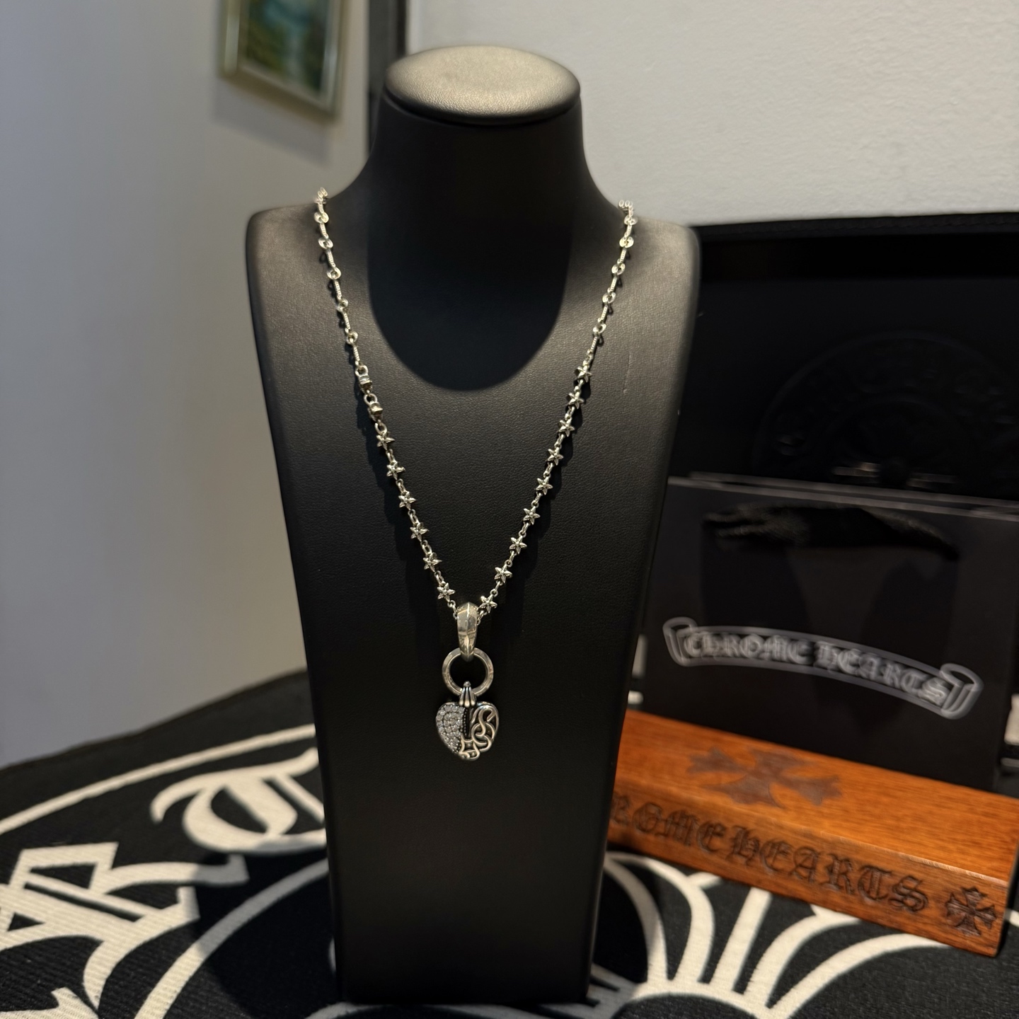 NO:110306,New [Counter Quality] Chrome Hearts Croxin Classic Twist Necklace, Vine Love Pendant, Different Concave and Convex and Convex Design Styles, Showing a unique style. Cross Scout Flower is Croxin's ambition, so it lasts for a long time. Genuine version of Chrome Hearts Croxin, differentiates the market, benchmarks the quality of the version, looks at the details of the letter printing, retro, old gray oxygen level. Seiko version!  !  !  Pure handmade ~ Authentic model opening must-have fashion and fashion, both men and women can wear it, same style for couples, original official website, rock punk style silver style, retro elements, trendy and versatile!  , jewelry boutique, chrome hearts, chrome hearts, necklace19860909新款【专柜品质】Chrome Hearts克罗心经典麻花项链 藤蔓爱心吊坠,凹凸造型不同的花纹设计风格 呈现出与众不同 十字架 童军花是克罗心的志 所以更经久不衰 正品打版Chrome Hearts克罗心 区别市场普通轻版 对版对标品质 看字印细节 复古做旧灰氧程度.精工版本！！！ 纯手工打造 ～正品开模潮流时尚必备 男女均可佩戴 情侣同款 官网原版 摇滚朋克泰银风格 复古元素 潮流百搭！,饰品精品,chrome hearts,chrome hearts,necklace,Jewelry