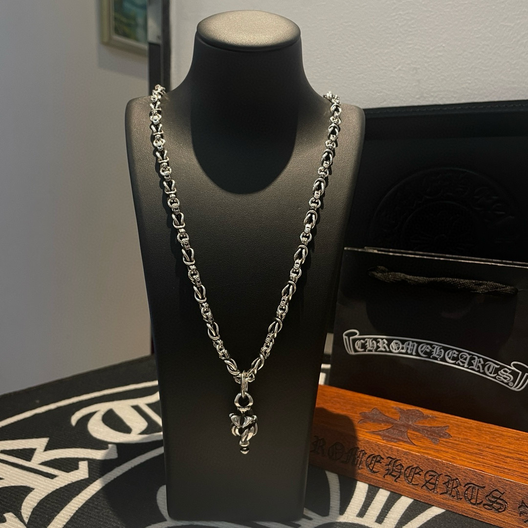 NO:110423,Comment on Douyin/Kuaishou/ins/Xiaohongshu/Live Hot, New [Counter Quality] Chrome Hearts Cross Tongue Necklace, Four-sided Tongue Pendant, Different Concave and Convex and Convex Scout Flowers are Croxin's ambition, so they last forever. Genuine version of Chrome Hearts Croxin, different from the market, benchmarking the quality of the version, looking at the details of the letter printing, retro old gray oxygen level. Seiko version!  !  !  Pure handmade ~ Authentic model opening must-have fashion and fashion, both men and women can wear it, same style for couples, original official website, rock punk style silver style, retro elements, trendy and versatile!  , jewelry boutique, chrome hearts, chrome hearts, necklace19860909批抖音/快手/ins/小红书/直播热门 ,新款【专柜品质】Chrome Hearts克罗心十字架舌头项链 ,四面舌头吊坠,凹凸造型不同的花纹设计风格 呈现出与众不同 十字架 童军花是克罗心的志 所以更经久不衰 正品打版Chrome Hearts克罗心 区别市场普通轻版 对版对标品质 看字印细节 复古做旧灰氧程度.精工版本！！！ 纯手工打造 ～正品开模潮流时尚必备 男女均可佩戴 情侣同款 官网原版 摇滚朋克泰银风格 复古元素 潮流百搭！,饰品精品,chrome hearts,chrome hearts,necklace,Jewelry