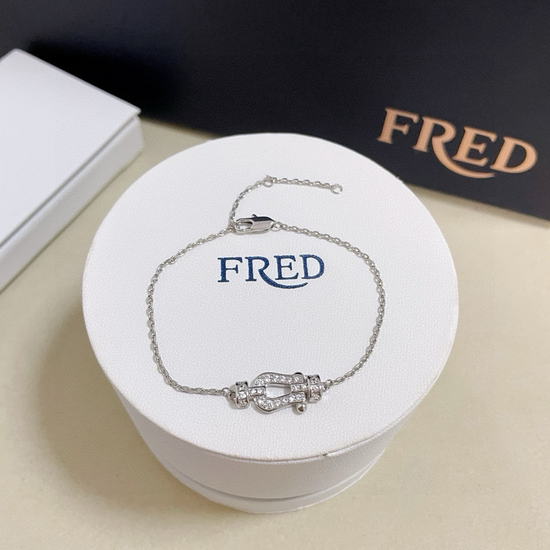 NO:110425,Ferredman Diamond Horseshoe Buckle Bracelet, Seiko Micro Inlay, High-end Customization, Counter Material, Thickened Electroplating Technology, Logo, Simple and High-end, Full of temperament, You can be worn with many bracelets and bracelets in daily life., Boutique jewelry, bracelet, bracelet19860909批  费雷德满钻马蹄扣手链,精工微镶,高端定制,专柜材质,加厚电镀工艺,带logo,简约又有高级感,气质拉满,日常可以和很多手链手镯叠戴.,饰品精品,bracelet,bracelet,Jewelry