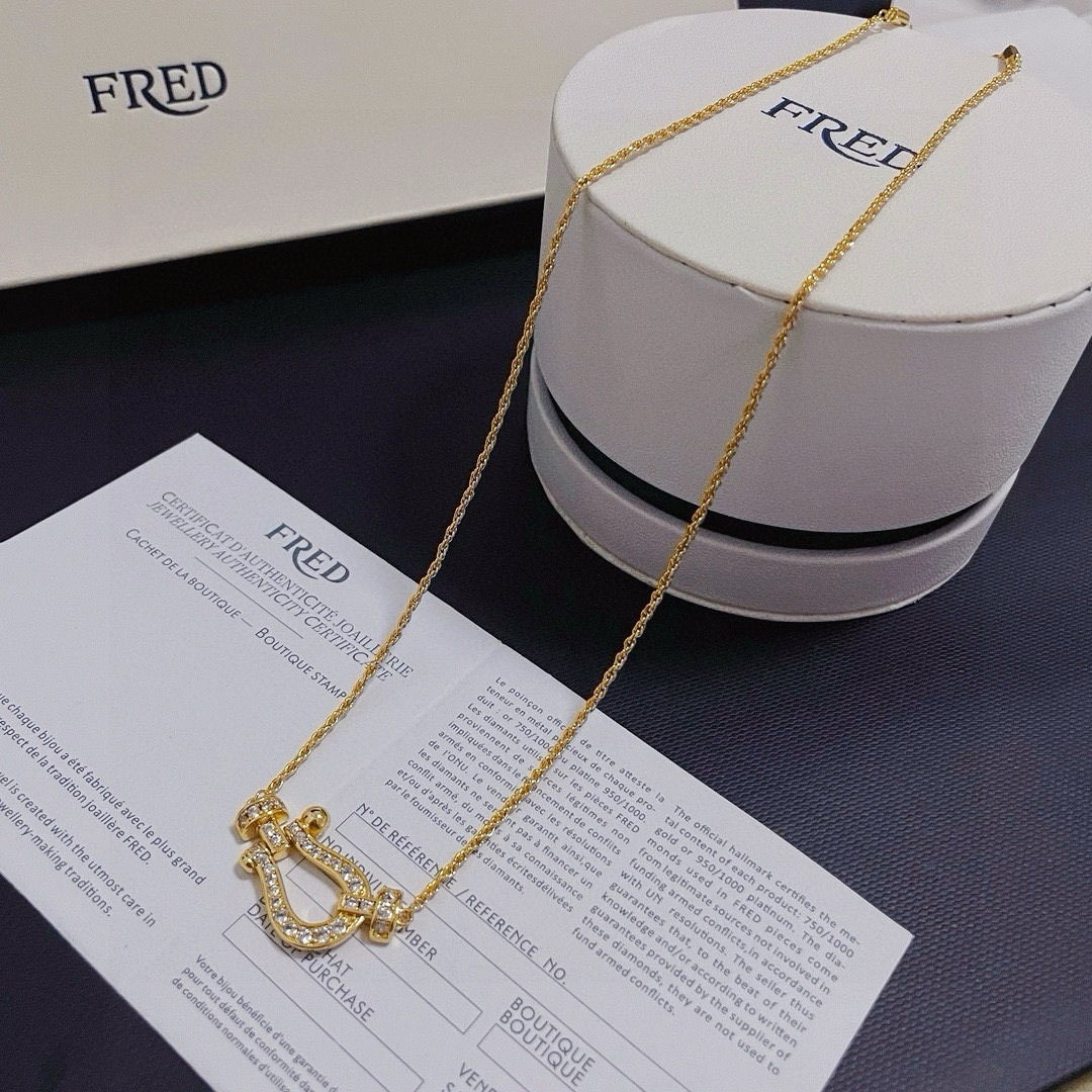 NO:110403,Purchase: Feredman Diamond Horseshoe Buckle Necklace, Seiko Micro Inlay, High-end Customization, counter material, thickened electroplating technology, with logo, very iconic, simple and elegant, and casual matching is very fashionable!  , jewelry boutique, necklace19860909批  费雷德满钻马蹄扣项链,精工微镶,高端定制,专柜材质,加厚电镀工艺,带logo,非常有标志性,简洁大方,随意搭配都很有时尚感！,饰品精品,necklace,Jewelry