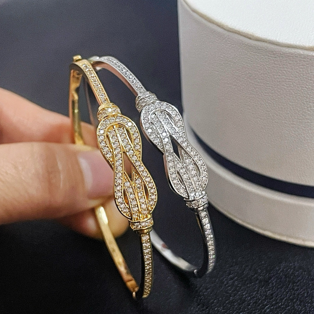 NO:110415,Batch Popular Feredman Diamond 8-character bracelet, classic and versatile, diamond-row bracelet design is more layered, fashionable and exquisite, 11 pairs of customization, thickened electroplating 18k craftsmanship, very gentle and elegant, silver gold, jewelry quality, bracelet19860909批 火爆 费雷德满钻8字扣手镯,经典百搭,排钻的手镯设计更加有层次感,时尚精致,11对版定制,加厚电镀18k工艺,上手效果非常温柔显气质,银色 金色,饰品精品,bracelet,Jewelry