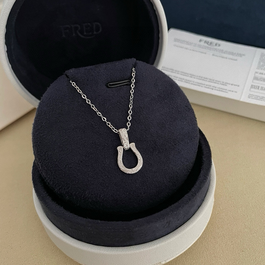 NO:110418,Purchase Fered horseshoe buckle necklace, high-end customization, counter material, thickened electroplating technology, logo, very iconic, simple and elegant, three colors of rose gold, gold and silver are all beautiful, and can be easily controlled in daily wear or special occasions., jewelry boutique, necklace, gold19860909批  费雷德马蹄扣项链,高端定制,专柜材质,加厚电镀工艺,带logo,非常有标志性,简洁大方,玫瑰金、黄金色、银色三种颜色都很漂亮,不管是日常穿搭还是特别场合都能轻松驾驭.,饰品精品,necklace,gold,Jewelry