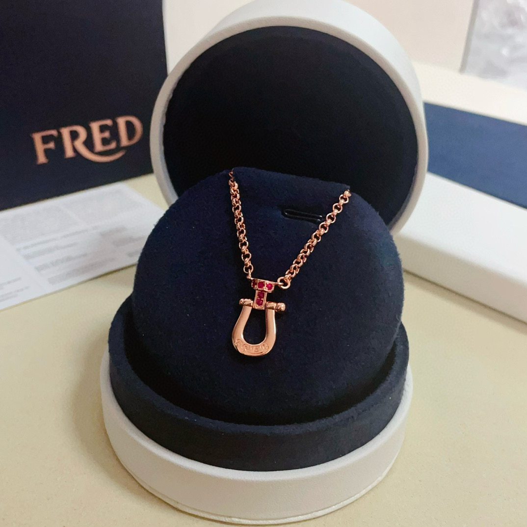 NO:110424,Feredman's drill horseshoe buckle necklace, high-end customization, counter material, thickened electroplating technology, logo, very iconic, simple and elegant, can be easily controlled whether it is daily outfit or special occasions, instantly improving the style and taste of the overall shape., jewelry quality, necklace19860909费雷德满钻马蹄扣项链,高端定制,专柜材质,加厚电镀工艺,带logo,非常有标志性,简洁大方,不管是日常穿搭还是特别场合都能轻松驾驭,瞬间提升整体造型的格调与品味.,饰品精品,necklace,Jewelry