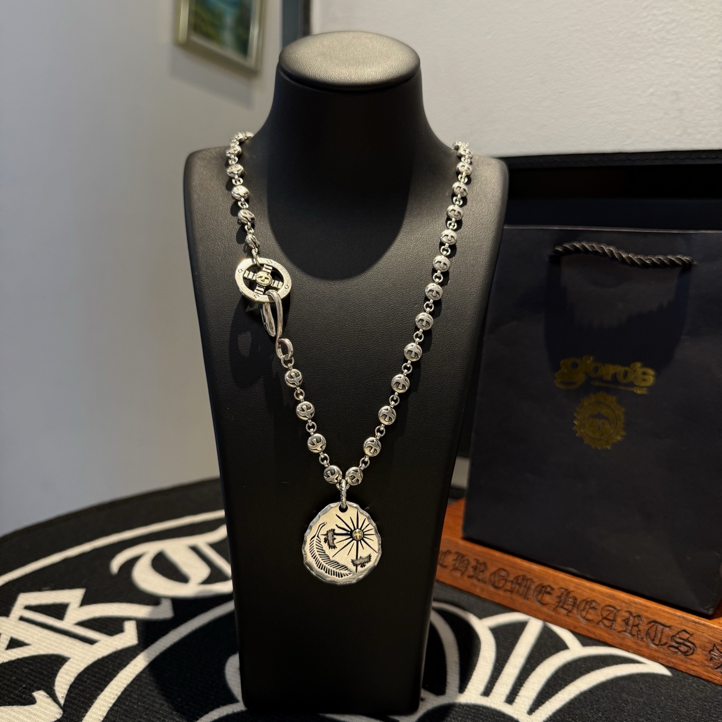 NO:110427,[New Products are on the Shelves] Goro’s Takahashi Goro Feather Silver Cake Pendant, Takahashi Classic Ascension Necklace, Top Version, Accepted Exclusive Shooting, Focus on the High-end Market, Kuaishou/ins/Xiaohongshu popular models, absolutely different from ordinary versions!  The details of the picture product are consistent with ZP!  Original production process, precision quality, purely handmade, authentic model opening, fashion essentials, both men and women can wear, same couple style, rock punk silver style, retro elements, trendy and versatile, same style on the official website, fine jewelry, necklace19860909【新品上架】Goro’s高桥吾郎羽毛银饼吊坠,高桥经典飞鸟项链,顶级版本,认准独家拍摄,主攻高端市场 ,快手/ins/小红书热门款,绝对区别普通版本！图片产品细节与ZP一致！原版制作工艺 精工品质 纯手工打造 ～正品开模潮流时尚必备 男女均可佩戴 情侣款同款 摇滚朋克泰银风格 复古元素 潮流百搭 官网同款,饰品精品,necklace,Jewelry