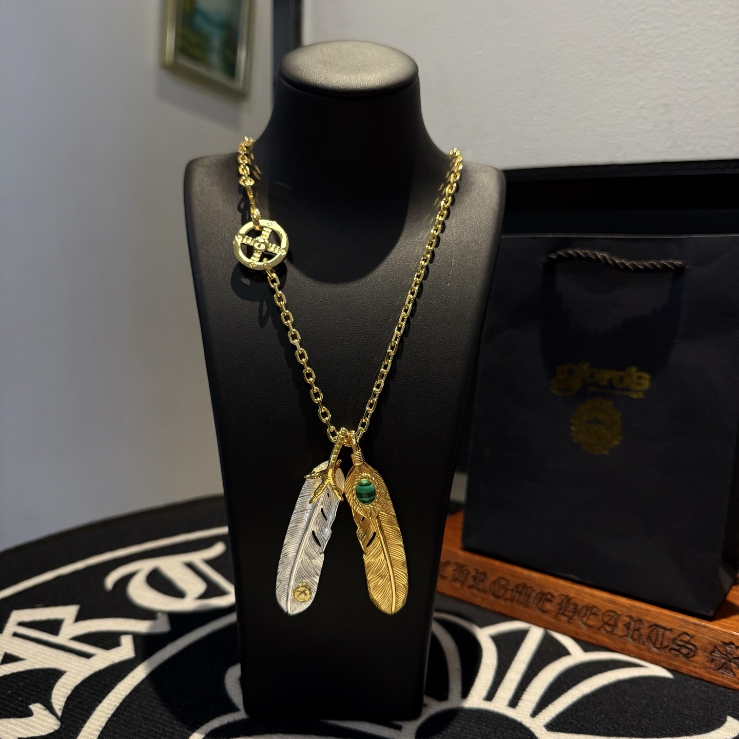 NO:110431,[New Products are on the Shelves] Goro’s Takahashi Goro Golden Feather Pendant, Takahashi Classic Necklace, Top Version, Accepted Exclusive Shooting, Focus on the High-end Market, Kuaishou/ins/Xiaohongshu popular models, absolutely different from ordinary versions!  The details of the picture product are consistent with ZP!  Original production process, precision quality, purely handmade, authentic model opening, fashion essentials, both men and women can wear, same couple style, rock punk silver style, retro elements, trendy and versatile, same style on the official website, fine jewelry, necklace, gold19860909【新品上架】Goro’s高桥吾郎黄金色羽毛吊坠,高桥经典项链,顶级版本,认准独家拍摄,主攻高端市场 ,快手/ins/小红书热门款,绝对区别普通版本！图片产品细节与ZP一致！原版制作工艺 精工品质 纯手工打造 ～正品开模潮流时尚必备 男女均可佩戴 情侣款同款 摇滚朋克泰银风格 复古元素 潮流百搭 官网同款,饰品精品,necklace,gold,Jewelry