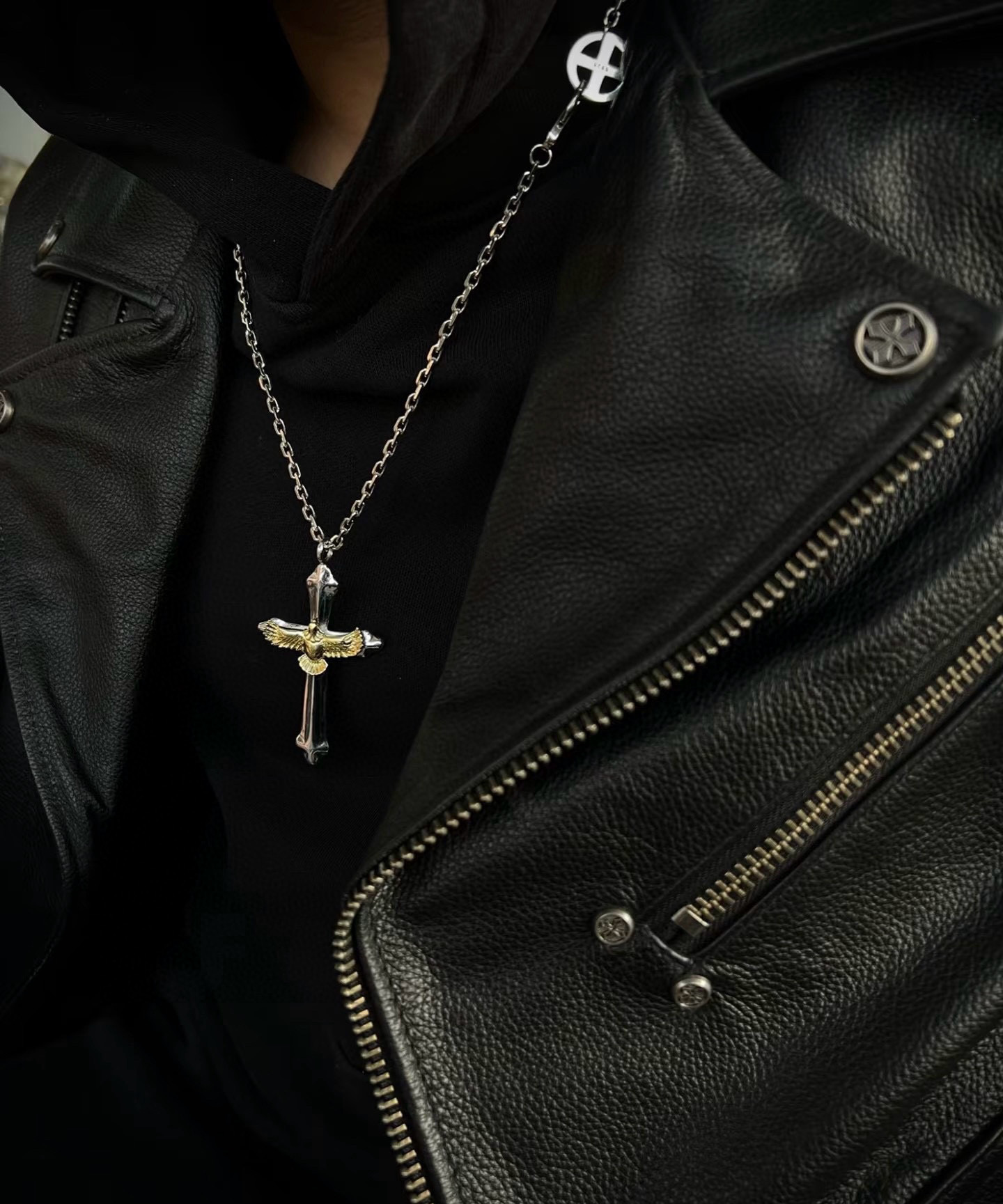 NO:110435,[New Products are on the Shelves] Goro’s Takahashi Goro Golden Eagle Cross Pendant, Takahashi Classic Bamboo Necklace, Top Version, Accepted Exclusive Shot, Mainly Focused on the High-end Market, Kuaishou/ins/Xiaohongshu Hot Model, absolutely different from the ordinary version!  The details of the picture product are consistent with ZP!  Original production process, precision quality, purely handmade, authentic model opening, fashion essentials, both men and women can wear, same couple style, rock punk silver style, retro elements, trendy and versatile, same style on the official website, fine jewelry, necklace19860909批【新品上架】Goro’s高桥吾郎金色老鹰十字架吊坠,高桥经典竹节项链,顶级版本,认准独家拍摄,主攻高端市场 ,快手/ins/小红书热门款,绝对区别普通版本！图片产品细节与ZP一致！原版制作工艺 精工品质 纯手工打造 ～正品开模潮流时尚必备 男女均可佩戴 情侣款同款 摇滚朋克泰银风格 复古元素 潮流百搭 官网同款,饰品精品,necklace,Jewelry