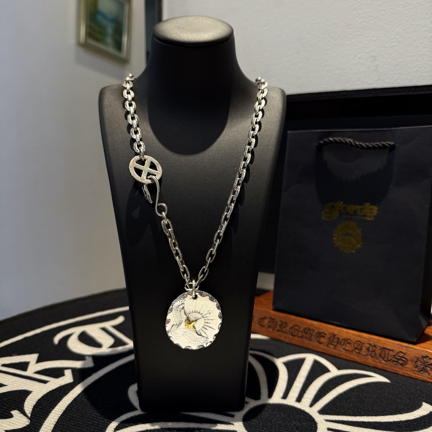 NO:110437,[New Products are on the Shelves] Goro’s Takahashi Goro Feather Silver Cake Pendant, Takahashi Classic Necklace, Top Version, Accepted Exclusive Shooting, Focus on the High-end Market, Kuaishou/ins/Xiaohongshu Hot Style, absolutely different from the ordinary version!  The details of the picture product are consistent with ZP!  Original production process, precision quality, purely handmade, authentic model opening, fashion essentials, both men and women can wear, same couple style, rock punk silver style, retro elements, trendy and versatile, same style on the official website, fine jewelry, necklace19860909【新品上架】Goro’s高桥吾郎羽毛银饼吊坠,高桥经典项链,顶级版本,认准独家拍摄,主攻高端市场 ,快手/ins/小红书热门款,绝对区别普通版本！图片产品细节与ZP一致！原版制作工艺 精工品质 纯手工打造 ～正品开模潮流时尚必备 男女均可佩戴 情侣款同款 摇滚朋克泰银风格 复古元素 潮流百搭 官网同款,饰品精品,necklace,Jewelry