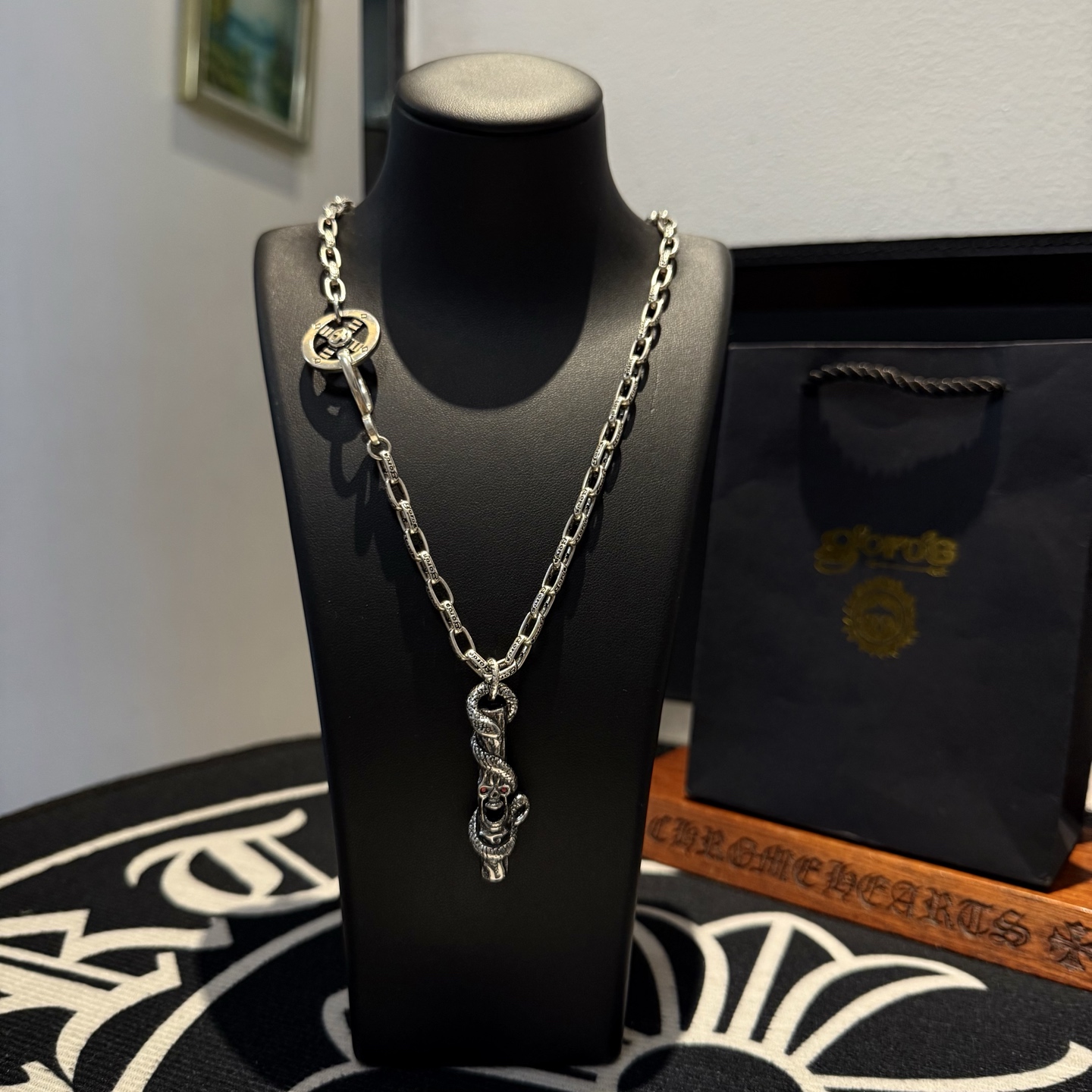 NO:110441,[New Products are on the Shelves] Goro’s Takahashi Goro Skull Pendant, Takahashi Classic Alphabet Necklace, Top Version, Accepted Exclusive Shooting, Focus on the High-end Market, Kuaishou/ins/Xiaohongshu Hot Models, absolutely different from the ordinary version!  The details of the picture product are consistent with ZP!  Original production process, precision quality, purely handmade, authentic model opening, fashion essentials, both men and women can wear, same couple style, rock punk silver style, retro elements, trendy and versatile, same style on the official website, fine jewelry, necklace19860909【新品上架】Goro’s高桥吾郎骷髅头吊坠,高桥经典字母项链,顶级版本,认准独家拍摄,主攻高端市场 ,快手/ins/小红书热门款,绝对区别普通版本！图片产品细节与ZP一致！原版制作工艺 精工品质 纯手工打造 ～正品开模潮流时尚必备 男女均可佩戴 情侣款同款 摇滚朋克泰银风格 复古元素 潮流百搭 官网同款,饰品精品,necklace,Jewelry