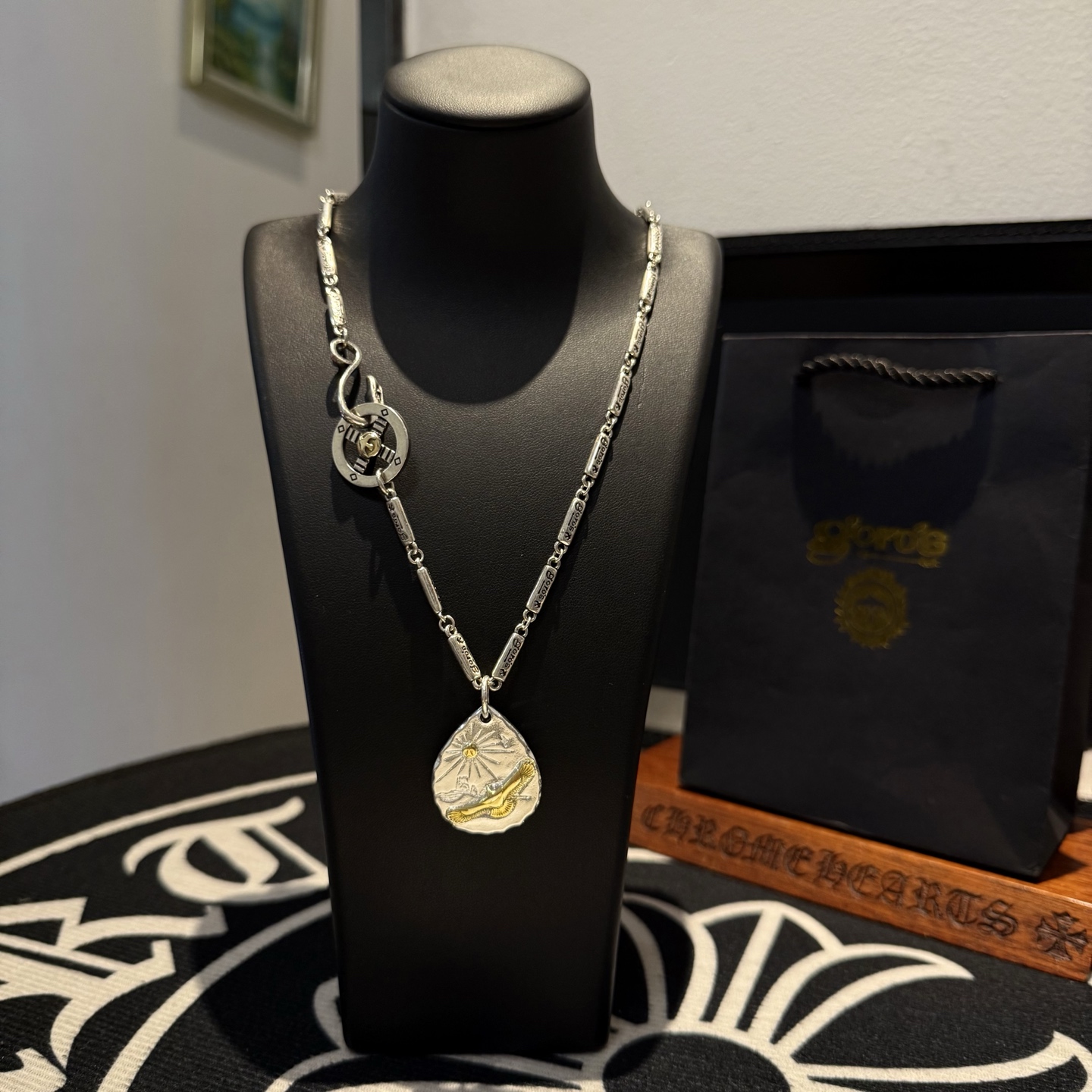 NO:110428,[New Products are on the Shelves] Goro’s Takahashi Goro Golden Eagle Silver Cake Pendant, Takahashi Classic Letter Necklace, Top Version, Accepted Exclusive Shooting, Focus on the High-end Market, Kuaishou/ins/Xiaohongshu popular models, absolutely different from ordinary versions!  The details of the picture product are consistent with ZP!  Original production process, precision quality, purely handmade, authentic model opening, fashion essentials, both men and women can wear, same couple style, rock punk silver style, retro elements, trendy and versatile, same style on the official website, fine jewelry, necklace19860909【新品上架】Goro’s高桥吾郎金鹰银饼吊坠,高桥经典字母项链,顶级版本,认准独家拍摄,主攻高端市场 ,快手/ins/小红书热门款,绝对区别普通版本！图片产品细节与ZP一致！原版制作工艺 精工品质 纯手工打造 ～正品开模潮流时尚必备 男女均可佩戴 情侣款同款 摇滚朋克泰银风格 复古元素 潮流百搭 官网同款,饰品精品,necklace,Jewelry