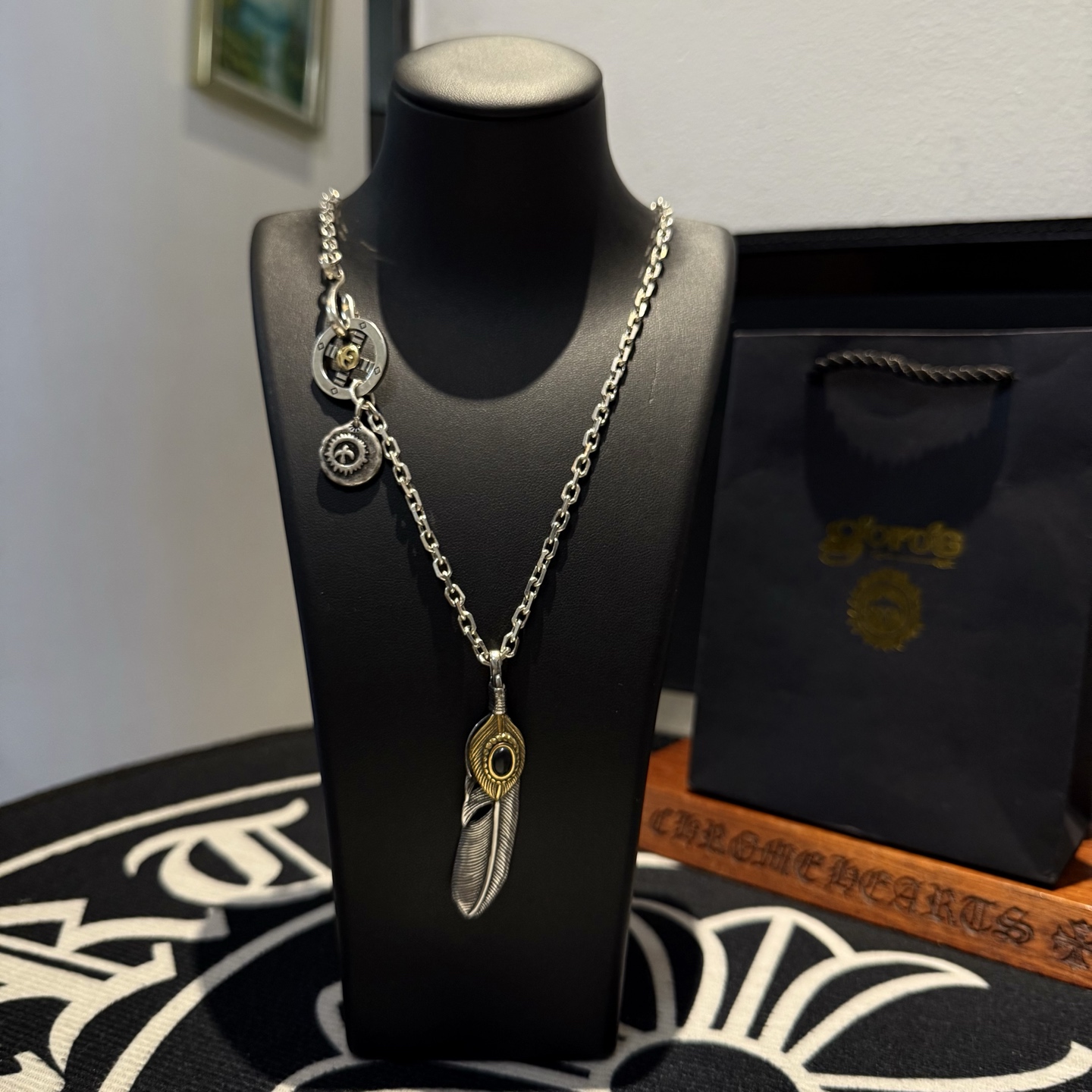 NO:110432,[New Products are on the Shelves] Goro’s Takahashi Goro Feather Pendant, Takahashi Classic Necklace, Top Version, Accepted Exclusive Shooting, Focus on the High-end Market, Kuaishou/ins/Xiaohongshu popular models, absolutely different from ordinary versions!  The details of the picture product are consistent with ZP!  Original production process, precision quality, purely handmade, authentic model opening, fashion essentials, both men and women can wear, same couple style, rock punk silver style, retro elements, trendy and versatile, same style on the official website, fine jewelry, necklace19860909【新品上架】Goro’s高桥吾郎羽毛吊坠,高桥经典项链,顶级版本,认准独家拍摄,主攻高端市场 ,快手/ins/小红书热门款,绝对区别普通版本！图片产品细节与ZP一致！原版制作工艺 精工品质 纯手工打造 ～正品开模潮流时尚必备 男女均可佩戴 情侣款同款 摇滚朋克泰银风格 复古元素 潮流百搭 官网同款,饰品精品,necklace,Jewelry