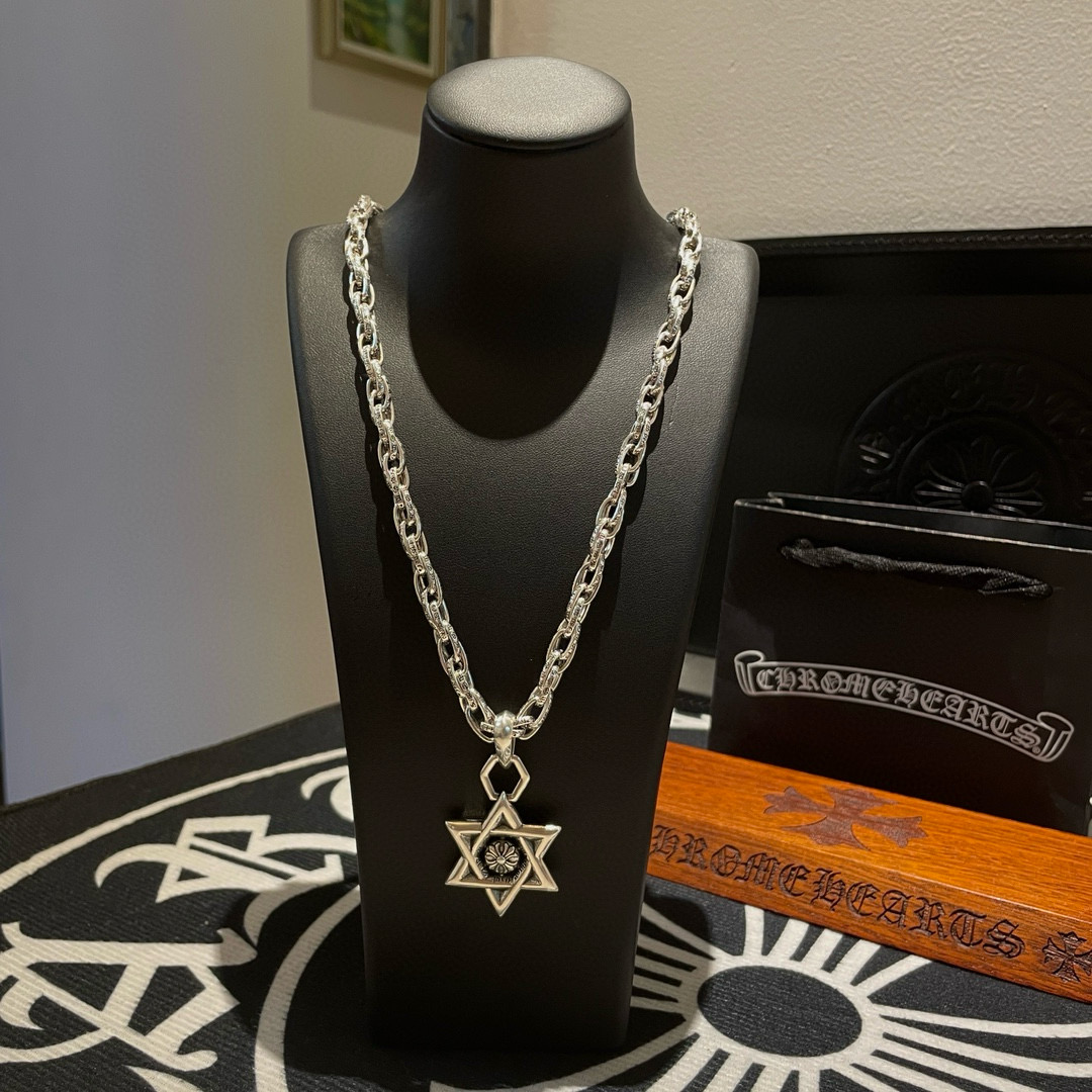 NO:110855,New [Counter Quality] Chrome Hearts Croxin Classic retro ring buckle letter necklace, six-star pendant, different pattern design styles with concave and convex shapes, presenting uniqueness, Cross Scout flowers are Croxin's ambition, so they last longer, genuine version Chrome Hearts Croxin, differentiate the market ordinary light version, benchmark the quality of the version, look at the details of the letter printing, retro old gray oxygen level. Seiko version!  !  !  Pure handmade ~ Authentic model opening must-have fashion and fashion, both men and women can wear it, same style for couples, original official website, rock punk style silver style, retro elements, trendy and versatile!  , jewelry boutique, chrome hearts, chrome hearts, necklace19860909新款【专柜品质】Chrome Hearts克罗心 经典复古环扣字母项链,六星芒吊坠 凹凸造型不同的花纹设计风格 呈现出与众不同 十字架 童军花是克罗心的志 所以更经久不衰 正品打版Chrome Hearts克罗心 区别市场普通轻版 对版对标品质 看字印细节 复古做旧灰氧程度.精工版本！！！ 纯手工打造 ～正品开模潮流时尚必备 男女均可佩戴 情侣同款 官网原版 摇滚朋克泰银风格 复古元素 潮流百搭！,饰品精品,chrome hearts,chrome hearts,necklace,Jewelry