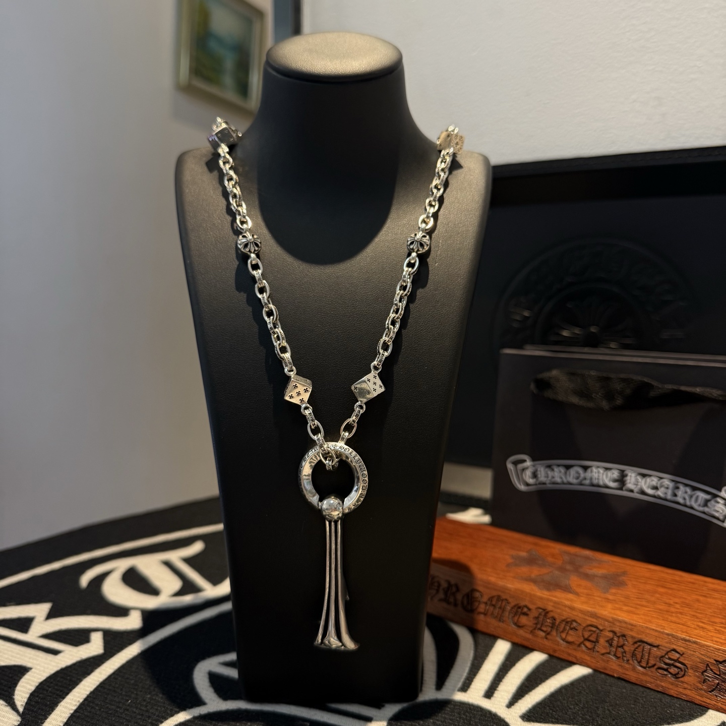 NO:110883,Batch New style [Counter Quality] Chrome Hearts Croxin Classic retro dice necklace Bottle opener pendant Different pattern design styles with concave and convex shapes Present unique Cross Scout flowers are Croxin's ambitions, so they last longer. Genuine version of Chrome Hearts Croxin Difference to the market ordinary light version, match the quality of the version, look at the details of the letter printing, the degree of retro old gray oxygen. Seiko version!  !  !  Pure handmade ~ Authentic model opening must-have fashion and fashion, both men and women can wear it, same style for couples, original official website, rock punk style silver style, retro elements, trendy and versatile!  , jewelry boutique, chrome hearts, chrome hearts, necklace19860909批 新款【专柜品质】Chrome Hearts克罗心 经典复古骰子项链 开瓶器吊坠 凹凸造型不同的花纹设计风格 呈现出与众不同 十字架 童军花是克罗心的志 所以更经久不衰 正品打版Chrome Hearts克罗心 区别市场普通轻版 对版对标品质 看字印细节 复古做旧灰氧程度.精工版本！！！ 纯手工打造 ～正品开模潮流时尚必备 男女均可佩戴 情侣同款 官网原版 摇滚朋克泰银风格 复古元素 潮流百搭！,饰品精品,chrome hearts,chrome hearts,necklace,Jewelry