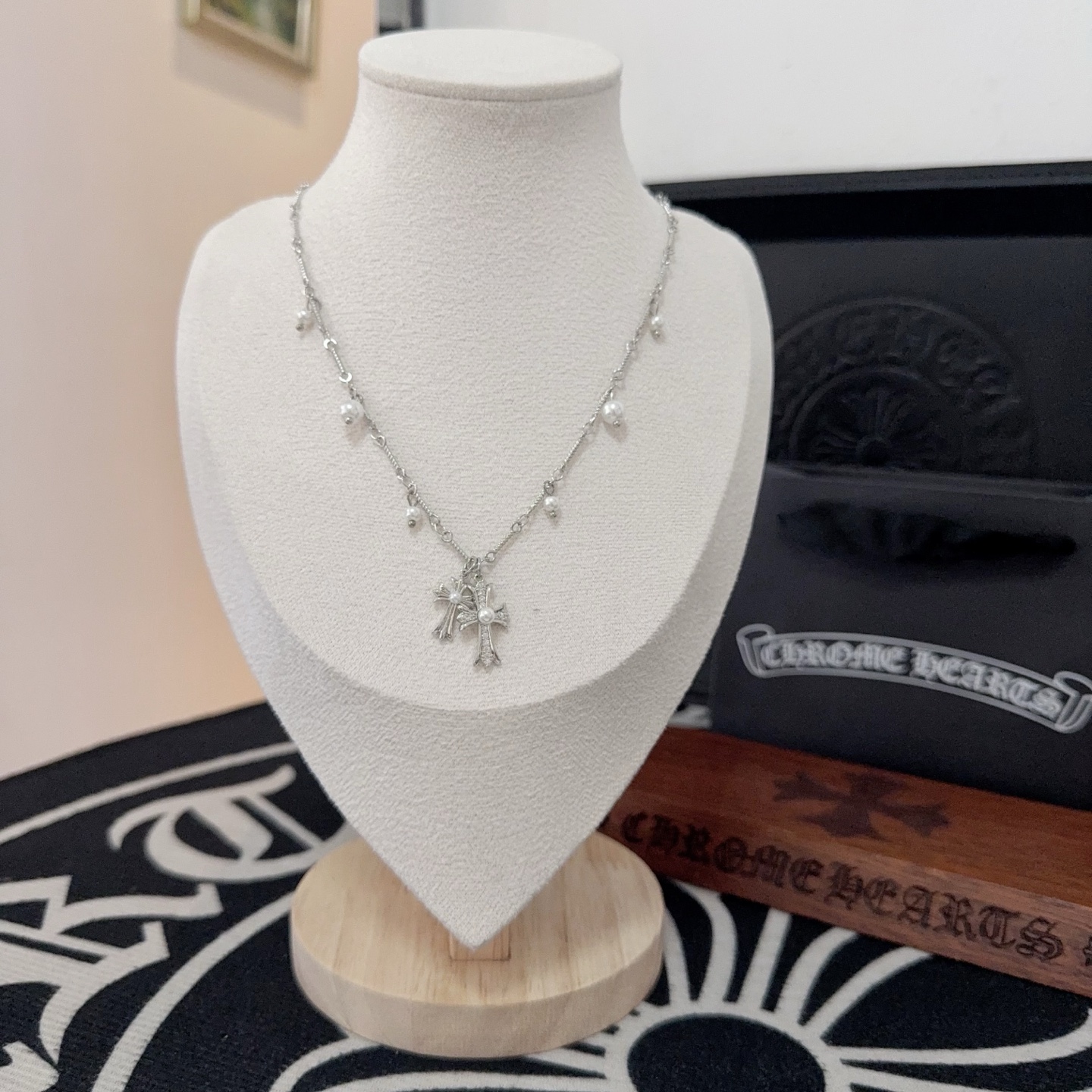 NO:110887,Batch New model [Counter Quality] Chrome Hearts Cross Pearl Necklace with different concave and convex shapes and presents unique styles. Cross Scout flowers are Croxin's ambitions, so they last longer. Genuine version of Chrome Hearts Croxin, differentiate the market ordinary light version, match the quality of the version, look at the details of the letter printing, retro, old gray oxygen level. Seiko version!  !  !  Pure handmade ~ Authentic model opening must-have fashion and fashion, both men and women can wear it, same style for couples, original official website, rock punk style silver style, retro elements, trendy and versatile!  , jewelry boutique, chrome hearts, chrome hearts, necklace19860909批 新款【专柜品质】Chrome Hearts克罗心十字架珍珠项链 凹凸造型不同的花纹设计风格 呈现出与众不同 十字架 童军花是克罗心的志 所以更经久不衰 正品打版Chrome Hearts克罗心 区别市场普通轻版 对版对标品质 看字印细节 复古做旧灰氧程度.精工版本！！！ 纯手工打造 ～正品开模潮流时尚必备 男女均可佩戴 情侣同款 官网原版 摇滚朋克泰银风格 复古元素 潮流百搭！,饰品精品,chrome hearts,chrome hearts,necklace,Jewelry