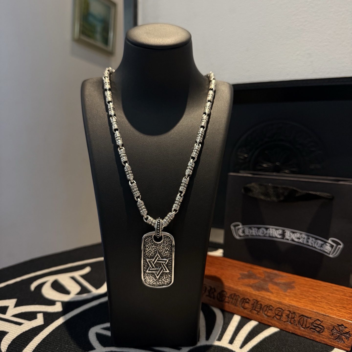 NO:110891,Batch New style [Counter Quality] Chrome Hearts Croxin Classic retro cross necklace Cross square pendant Different pattern design styles with concave and convex shapes present uniqueness Cross Scout flowers are Croxin's ambitions, so they last longer. Genuine version Chrome Hearts Croxin Difference to the market ordinary light version, match the quality of the version, look at the details of the letter printing, the degree of retro old gray oxygen. Seiko version!  !  !  Pure handmade ~ Authentic model opening must-have fashion and fashion, both men and women can wear it, same style for couples, original official website, rock punk style silver style, retro elements, trendy and versatile!  , jewelry boutique, chrome hearts, chrome hearts, necklace19860909批 新款【专柜品质】Chrome Hearts克罗心 经典复古十字架项链 十字架方牌吊坠 凹凸造型不同的花纹设计风格 呈现出与众不同 十字架 童军花是克罗心的志 所以更经久不衰 正品打版Chrome Hearts克罗心 区别市场普通轻版 对版对标品质 看字印细节 复古做旧灰氧程度.精工版本！！！ 纯手工打造 ～正品开模潮流时尚必备 男女均可佩戴 情侣同款 官网原版 摇滚朋克泰银风格 复古元素 潮流百搭！,饰品精品,chrome hearts,chrome hearts,necklace,Jewelry