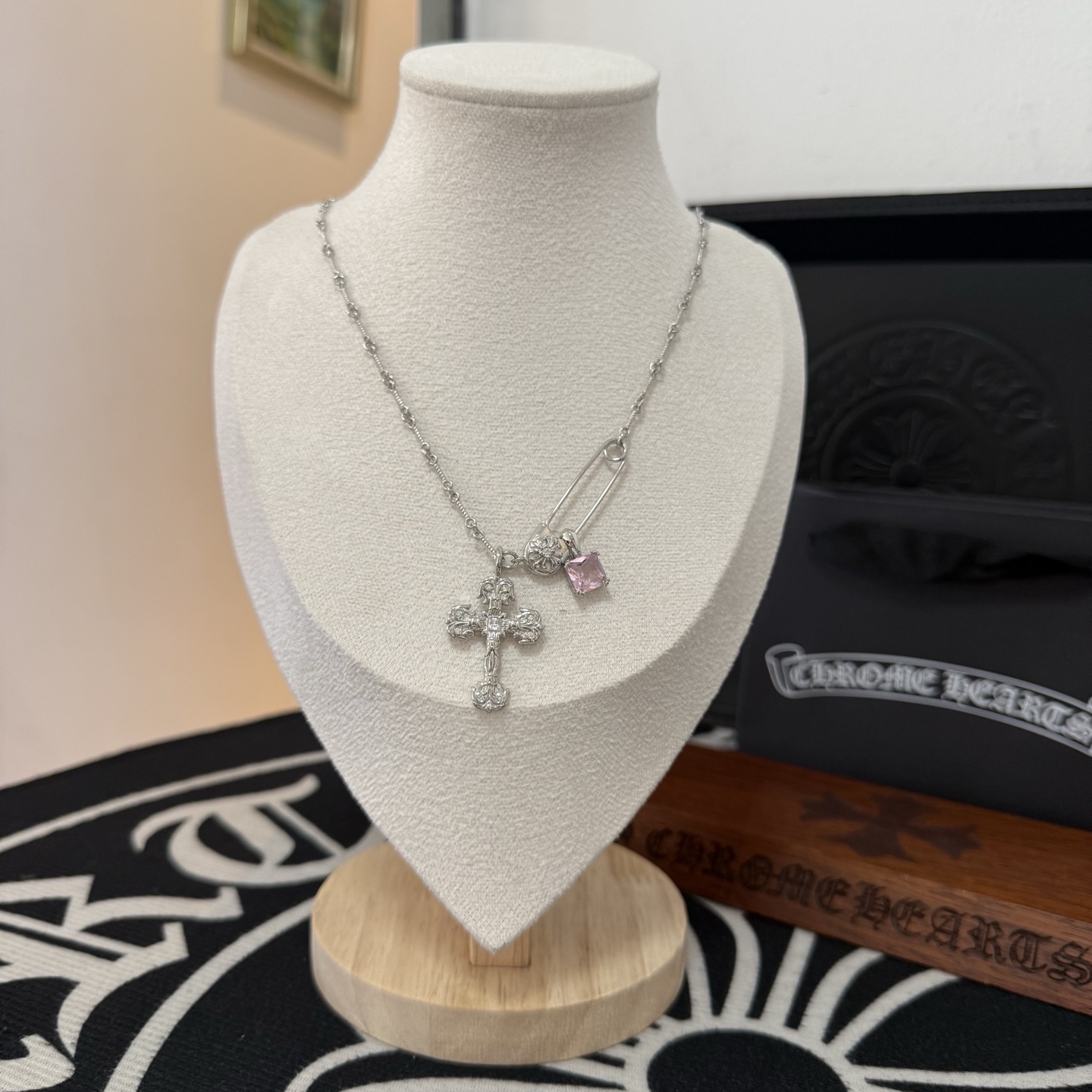 NO:110895,Batch New model [Counter Quality] Chrome Hearts Croxin Cross Pink Diamond Necklace with different concave and convex shapes, presenting unique styles. Cross Scout flowers are Croxin's ambitions, so they last longer. Genuine version of Chrome Hearts Croxin, differentiated from the market, benchmarked on the quality of the version, looking at the details of the letter printing, retro, old gray oxygen level. Seiko version!  !  !  Pure handmade ~ Authentic model opening must-have fashion and fashion, both men and women can wear it, same style for couples, original official website, rock punk style silver style, retro elements, trendy and versatile!  , jewelry boutique, chrome hearts, chrome hearts, necklace19860909批 新款【专柜品质】Chrome Hearts克罗心十字架粉钻项链 凹凸造型不同的花纹设计风格 呈现出与众不同 十字架 童军花是克罗心的志 所以更经久不衰 正品打版Chrome Hearts克罗心 区别市场普通轻版 对版对标品质 看字印细节 复古做旧灰氧程度.精工版本！！！ 纯手工打造 ～正品开模潮流时尚必备 男女均可佩戴 情侣同款 官网原版 摇滚朋克泰银风格 复古元素 潮流百搭！,饰品精品,chrome hearts,chrome hearts,necklace,Jewelry