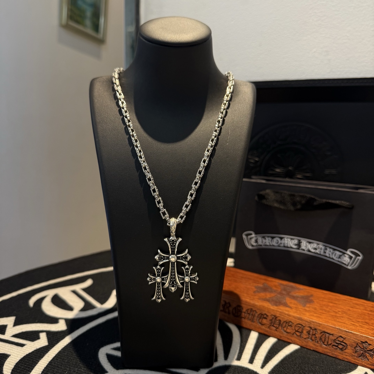 NO:110898,Batch New style [Counter Quality] Chrome Hearts Croxin Classic retro cross necklace Black diamond thirty cross pendant Different pattern design styles present unique Cross Scout flowers are Croxin's ambitions, so they last longer. Genuine version Chrome Hearts Croxin Difference to the market ordinary light version, match the quality of the version, look at the details of the letter printing, retro old gray oxygen level. Seiko version!  !  !  Pure handmade ~ Authentic model opening must-have fashion and fashion, both men and women can wear it, same style for couples, original official website, rock punk style silver style, retro elements, trendy and versatile!  , jewelry boutique, chrome hearts, chrome hearts, necklace19860909批 新款【专柜品质】Chrome Hearts克罗心 经典复古十字架项链 黑钻三十十字架吊坠 凹凸造型不同的花纹设计风格 呈现出与众不同 十字架 童军花是克罗心的志 所以更经久不衰 正品打版Chrome Hearts克罗心 区别市场普通轻版 对版对标品质 看字印细节 复古做旧灰氧程度.精工版本！！！ 纯手工打造 ～正品开模潮流时尚必备 男女均可佩戴 情侣同款 官网原版 摇滚朋克泰银风格 复古元素 潮流百搭！,饰品精品,chrome hearts,chrome hearts,necklace,Jewelry