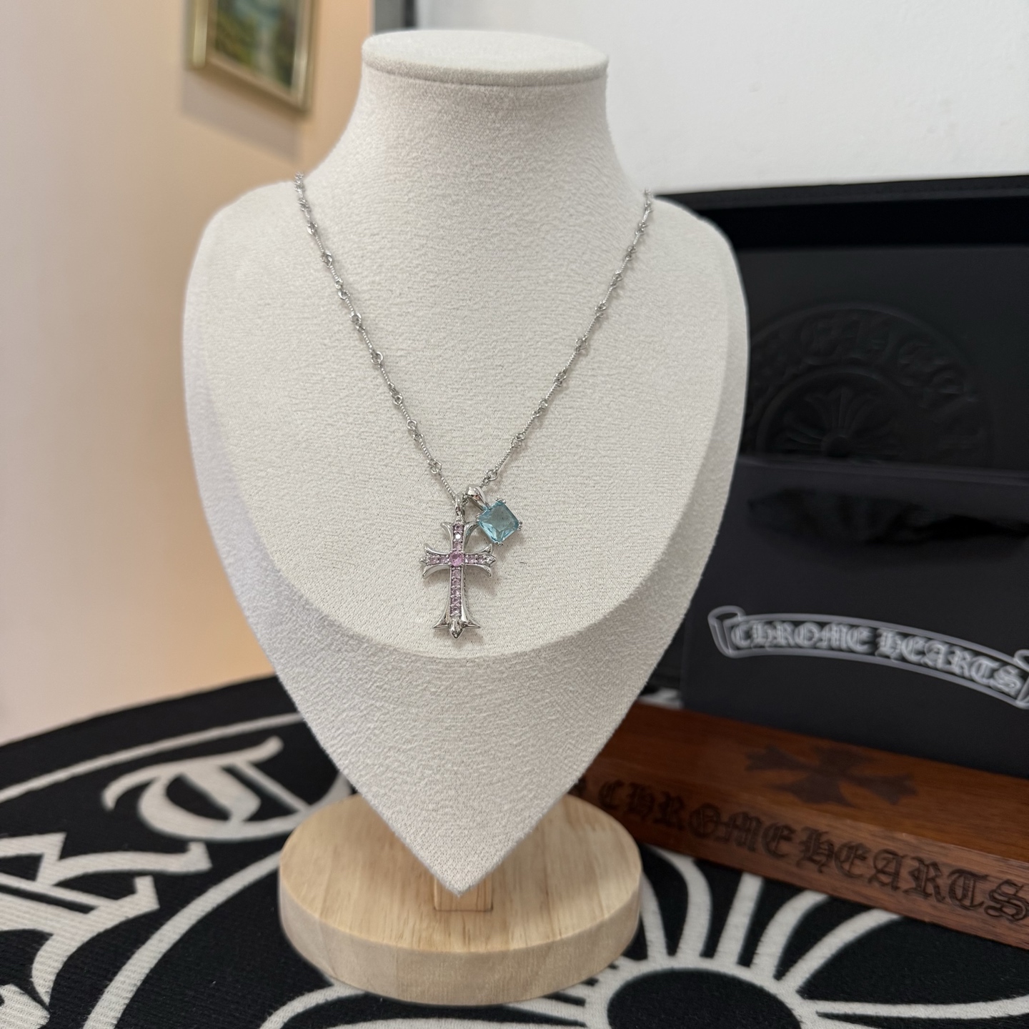 NO:110901,Batch New model [Counter Quality] Chrome Hearts Croxin Cross Blue Diamond Necklace, different pattern design styles with concave and convex shapes, presenting uniqueness. Cross Scout flowers are Croxin's ambitions, so they last longer. Genuine version of Chrome Hearts Croxin, differentiated from the market, benchmarked on the quality of the version, looking at the details of the letter printing, retro, old gray oxygen level. Seiko version!  !  !  Pure handmade ~ Authentic model opening must-have fashion and fashion, both men and women can wear it, same style for couples, original official website, rock punk style silver style, retro elements, trendy and versatile!  , jewelry boutique, chrome hearts, chrome hearts, necklace19860909批 新款【专柜品质】Chrome Hearts克罗心十字架蓝钻项链 凹凸造型不同的花纹设计风格 呈现出与众不同 十字架 童军花是克罗心的志 所以更经久不衰 正品打版Chrome Hearts克罗心 区别市场普通轻版 对版对标品质 看字印细节 复古做旧灰氧程度.精工版本！！！ 纯手工打造 ～正品开模潮流时尚必备 男女均可佩戴 情侣同款 官网原版 摇滚朋克泰银风格 复古元素 潮流百搭！,饰品精品,chrome hearts,chrome hearts,necklace,Jewelry