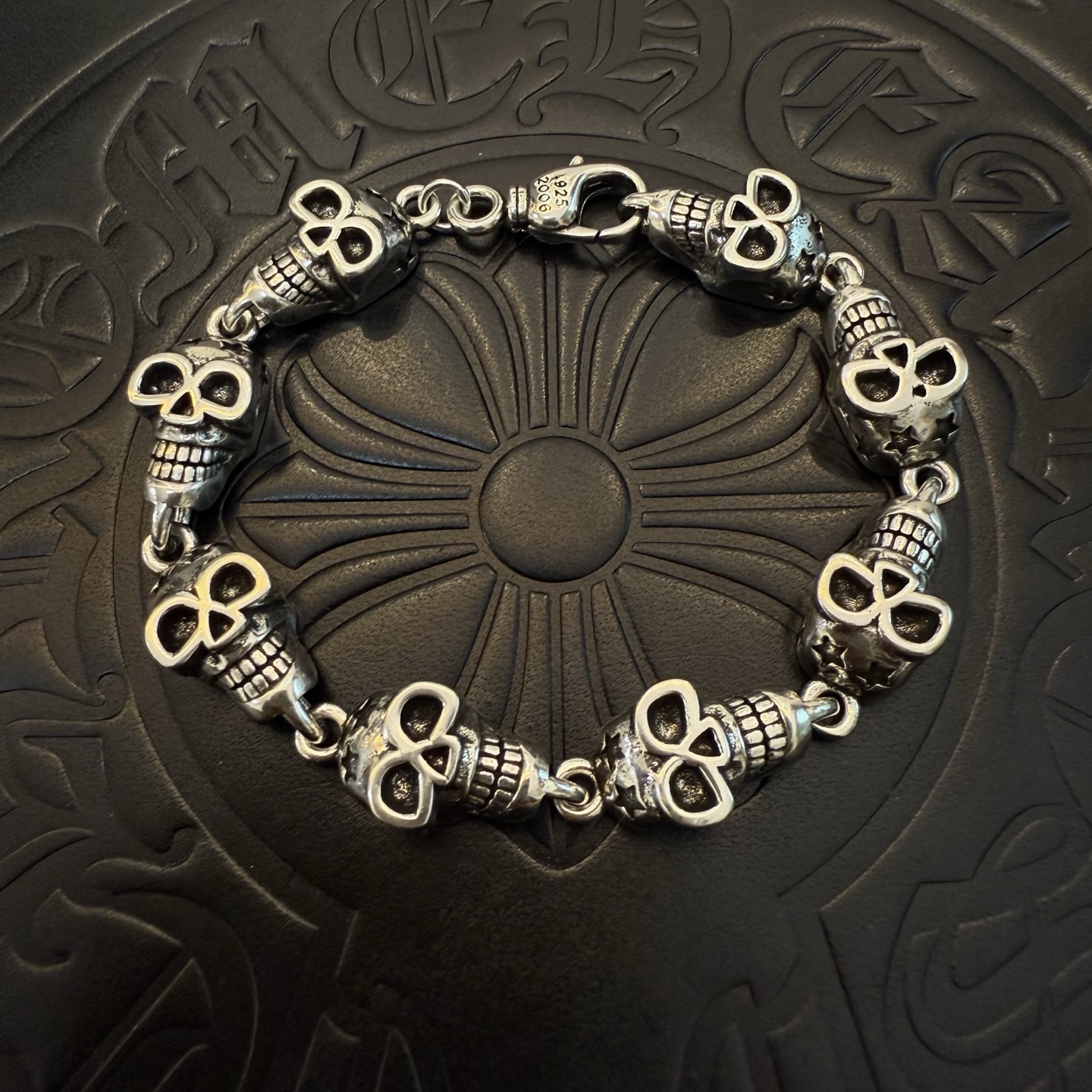 NO:110916,New [Counter Quality] Chrome Hearts Croxin retro skull bracelet with different concave and convex shapes, presenting unique styles. Cross Scout flowers are Croxin's ambitions, so they last longer. Genuine version of Chrome Hearts Croxin, differentiating the market ordinary light version, matching the quality, looking at the details of the letter printing, retro old gray oxygen level. Seiko version!  !  !  Pure handmade ~ Authentic model opening must-have fashion and fashion, both men and women can wear it, same style for couples, original official website, rock punk style silver style, retro elements, trendy and versatile!  , jewelry boutique, chrome hearts, chrome hearts, bracelet19860909新款【专柜品质】Chrome Hearts克罗心复古骷髅头手链 凹凸造型不同的花纹设计风格 呈现出与众不同 十字架 童军花是克罗心的志 所以更经久不衰 正品打版Chrome Hearts克罗心 区别市场普通轻版 对版对标品质 看字印细节 复古做旧灰氧程度.精工版本！！！ 纯手工打造 ～正品开模潮流时尚必备 男女均可佩戴 情侣同款 官网原版 摇滚朋克泰银风格 复古元素 潮流百搭！,饰品精品,chrome hearts,chrome hearts,bracelet,Jewelry