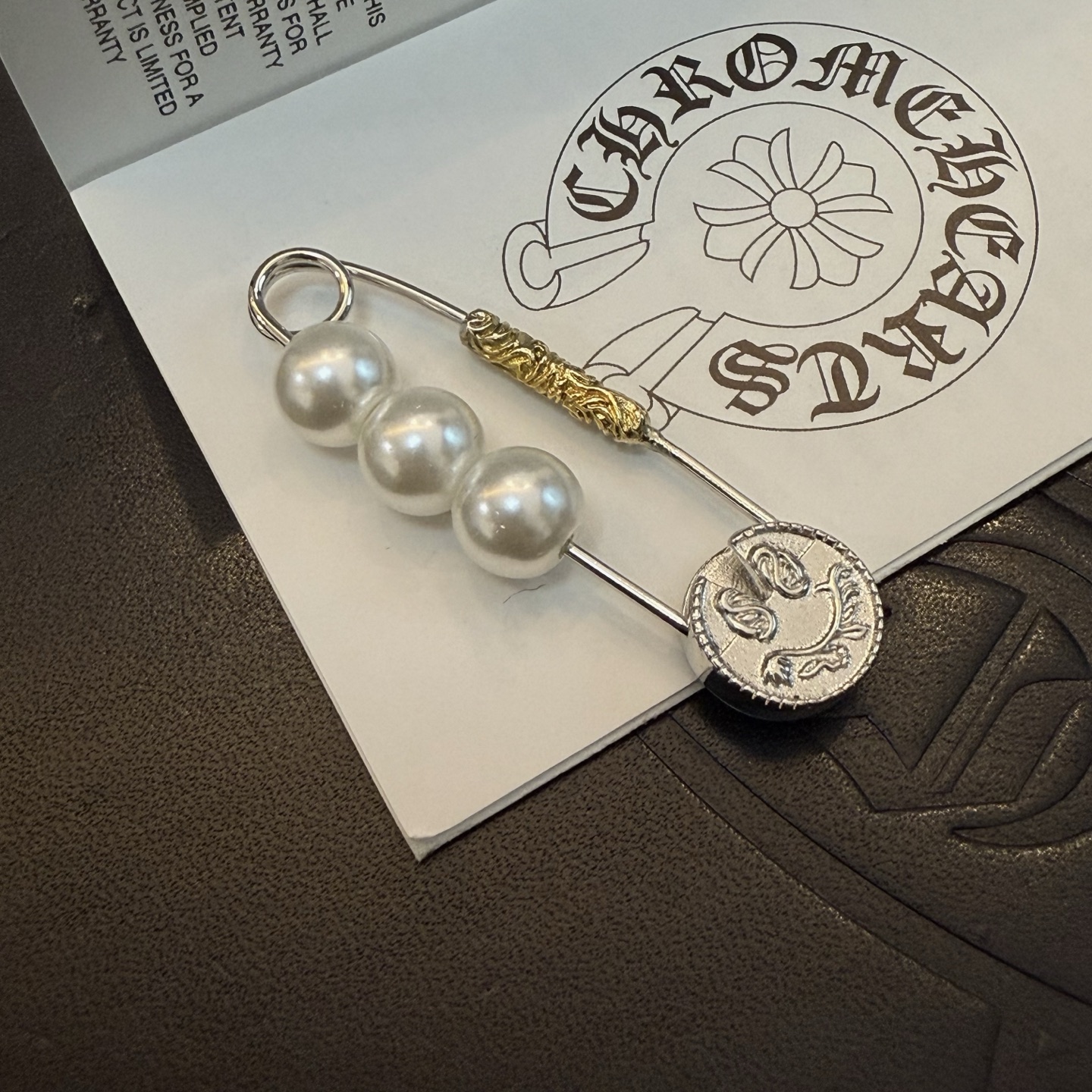 NO:110919,Croxin xmikimoto joint pin pearl brooch, pearl and Croxin perfectly collided and combined, it is a completely different style of Croxin to add an elegance, jewelry quality, chrome hearts, brooch, breastpin19860909克罗心xmikimoto联名别针珍珠胸针,珍珠与克罗心完美碰撞结合 是克罗心完全不同的风格酷飒中增添一份优雅,饰品精品,chrome hearts,brooch，breastpin,Jewelry