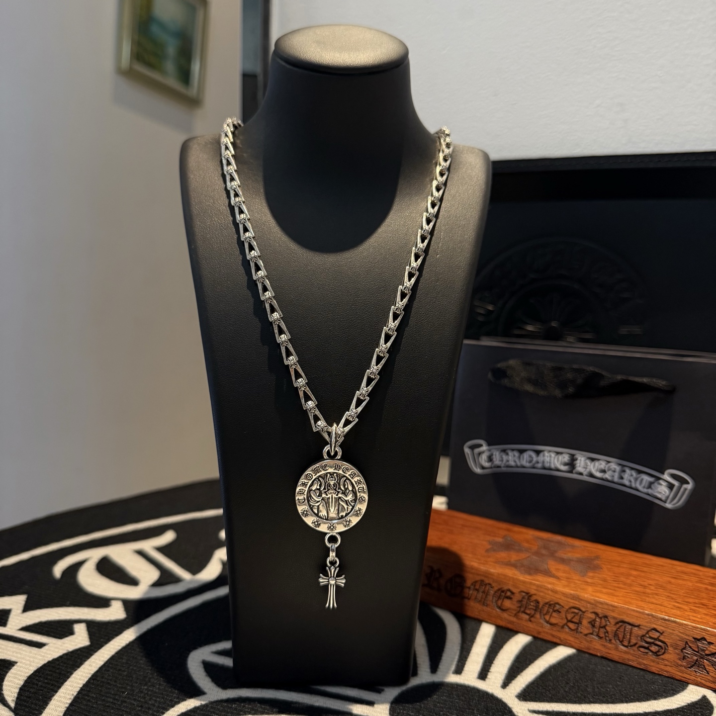 NO:110922,Batch New [Counter Quality] Chrome Hearts Croxin Cross Necklace, Virgin Sword Cross Pendant, Different Concave and Convex and Convex Design Styles, Showing a unique style. Cross Scout Flower is Croxin's ambition, so it lasts for a long time. Genuine version of Chrome Hearts Croxin, differentiating the market, benchmarking the quality of the version, looking at the details of the letter printing, retro, old gray oxygen level. Seiko version!  !  !  Pure handmade ~ Authentic model opening must-have fashion and fashion, both men and women can wear it, same style for couples, original official website, rock punk style silver style, retro elements, trendy and versatile!  , jewelry boutique, chrome hearts, chrome hearts, necklace19860909批 新款【专柜品质】Chrome Hearts克罗心 十字架项链 圣母宝剑十字架吊坠 凹凸造型不同的花纹设计风格 呈现出与众不同 十字架 童军花是克罗心的志 所以更经久不衰 正品打版Chrome Hearts克罗心 区别市场普通轻版 对版对标品质 看字印细节 复古做旧灰氧程度.精工版本！！！ 纯手工打造 ～正品开模潮流时尚必备 男女均可佩戴 情侣同款 官网原版 摇滚朋克泰银风格 复古元素 潮流百搭！,饰品精品,chrome hearts,chrome hearts,necklace,Jewelry