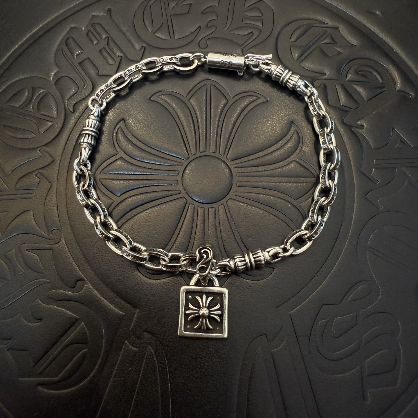 NO:110903,New [Counter Quality] Chrome Hearts Croxin Bracelet. Different pattern design styles with concave and convex shapes present a unique style. Cross Scout flowers are Croxin's ambitions, so they last longer. Genuine version of Chrome Hearts Croxin, differentiate the market ordinary light version, benchmark the quality of the version, look at the details of the letter printing, retro, old gray oxygen level. Seiko version!  !  !  Pure handmade ~ Authentic model opening must-have fashion and fashion, both men and women can wear it, same style for couples, original official website, rock punk style silver style, retro elements, trendy and versatile!  , jewelry boutique, chrome hearts, chrome hearts, bracelet19860909新款【专柜品质】Chrome Hearts克罗心手链 .凹凸造型不同的花纹设计风格 呈现出与众不同 十字架 童军花是克罗心的志 所以更经久不衰 正品打版Chrome Hearts克罗心 区别市场普通轻版 对版对标品质 看字印细节 复古做旧灰氧程度.精工版本！！！ 纯手工打造 ～正品开模潮流时尚必备 男女均可佩戴 情侣同款 官网原版 摇滚朋克泰银风格 复古元素 潮流百搭！,饰品精品,chrome hearts,chrome hearts,bracelet,Jewelry