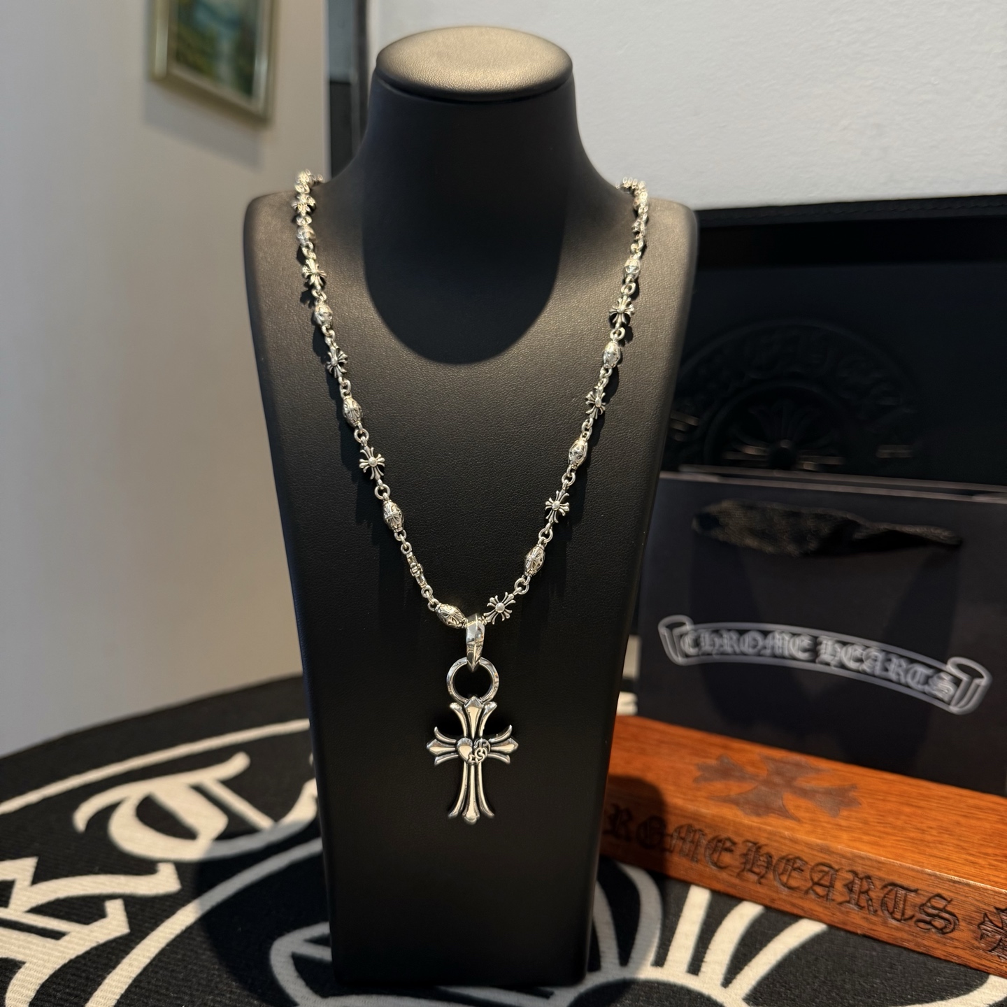 NO:110906,[Counter Quality] Chrome Hearts Croxin Cross Necklace, Peach Heart Cross Pendant, Different Concave and Convex and Convex Scout Flowers present unique to others Cross Scout Flowers are Croxin's ambitions, so they last longer. Genuine version of Chrome Hearts Croxin, differentiated from the market, benchmarked on the quality of the version, looked at the details of the letter printing, retro old gray oxygen level. Seiko version!  !  !  Pure handmade ~ Authentic model opening must-have fashion and fashion, both men and women can wear it, same style for couples, original official website, rock punk style silver style, retro elements, trendy and versatile!  , jewelry boutique, chrome hearts, chrome hearts, necklace19860909批【专柜品质】Chrome Hearts克罗心十字架项链 ,桃心十字架吊坠,凹凸造型不同的花纹设计风格 呈现出与众不同 十字架 童军花是克罗心的志 所以更经久不衰 正品打版Chrome Hearts克罗心 区别市场普通轻版 对版对标品质 看字印细节 复古做旧灰氧程度.精工版本！！！ 纯手工打造 ～正品开模潮流时尚必备 男女均可佩戴 情侣同款 官网原版 摇滚朋克泰银风格 复古元素 潮流百搭！,饰品精品,chrome hearts,chrome hearts,necklace,Jewelry