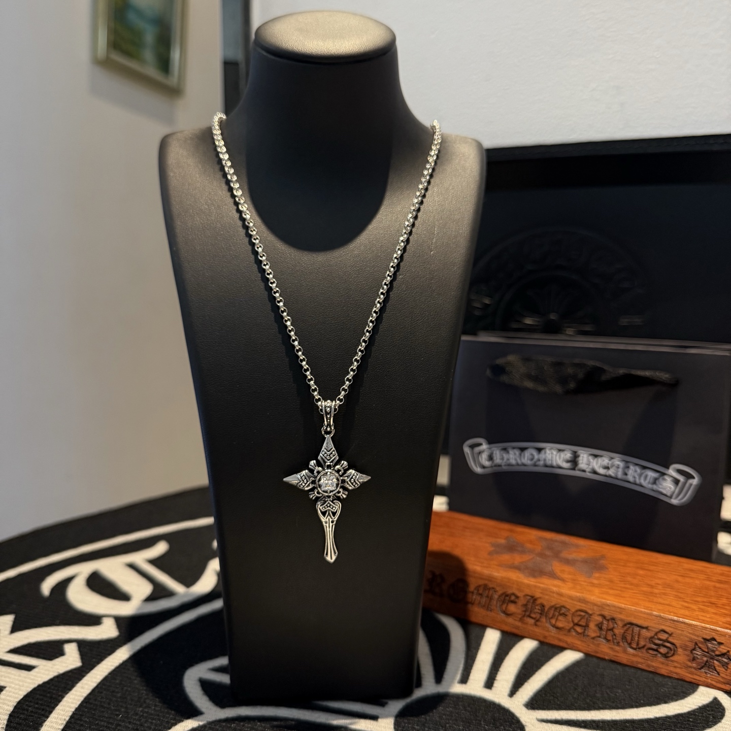 NO:110915,[Counter Quality] Chrome Hearts Cross Necklace, different pattern design styles with concave and convex shapes, presenting unique cross. The Scout Flower is Croxin's ambition, so it lasts for a long time. Genuine version of Chrome Hearts Croxin, differentiates the market ordinary light version, benchmarks the quality of the version, looks at the details of the letter printing, retro, old gray oxygen level. Seiko version!  !  !  Pure handmade ~ Authentic model opening must-have fashion and fashion, both men and women can wear it, same style for couples, original official website, rock punk style silver style, retro elements, trendy and versatile!  , jewelry boutique, chrome hearts, chrome hearts, necklace19860909批【专柜品质】Chrome Hearts克罗心十字架项链 ,凹凸造型不同的花纹设计风格 呈现出与众不同 十字架 童军花是克罗心的志 所以更经久不衰 正品打版Chrome Hearts克罗心 区别市场普通轻版 对版对标品质 看字印细节 复古做旧灰氧程度.精工版本！！！ 纯手工打造 ～正品开模潮流时尚必备 男女均可佩戴 情侣同款 官网原版 摇滚朋克泰银风格 复古元素 潮流百搭！,饰品精品,chrome hearts,chrome hearts,necklace,Jewelry