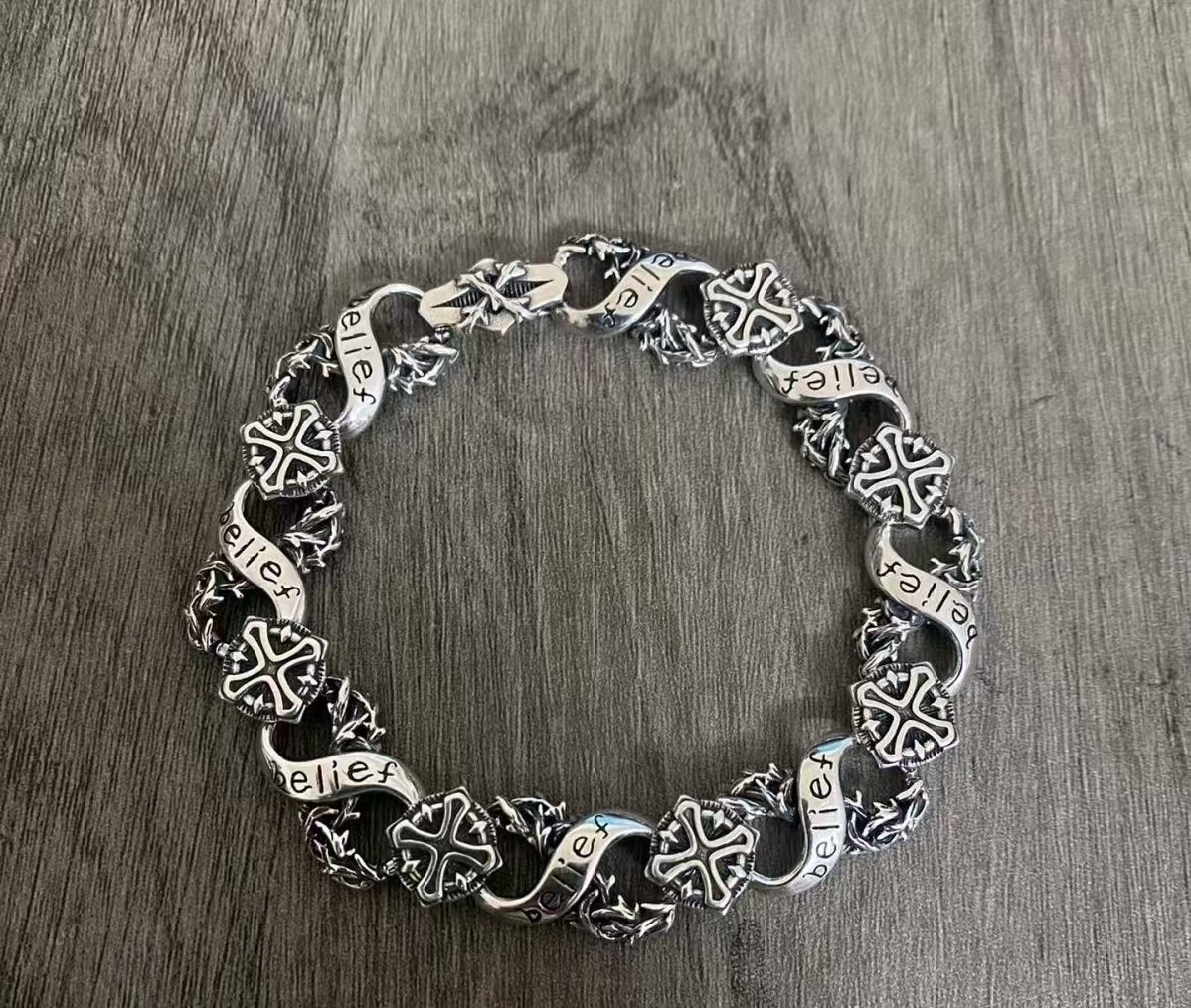 NO:111351,New models [Counter Quality] Chrome Hearts Croxin Classic Retro Multi-Element Cross Bracelet. Different concave and convex and convex design styles present unique. Cross Scout flowers are Croxin's ambitions, so they last longer. Genuine version of Chrome Hearts Croxin. Different from the market ordinary light version. The quality is benchmarked against the quality of the version. Looking at the details of the letter printing. The degree of retro old gray oxygen. Seiko version!  !  !  Pure handmade ~ Authentic model opening must-have fashion and fashion, both men and women can wear it, same style for couples, original official website, rock punk style silver style, retro elements, trendy and versatile!  , jewelry boutique, chrome hearts, chrome hearts, bracelet19860909批新款【专柜品质】Chrome Hearts克罗心经典复古多元素十字架手链 凹凸造型不同的花纹设计风格 呈现出与众不同 十字架 童军花是克罗心的志 所以更经久不衰 正品打版Chrome Hearts克罗心 区别市场普通轻版 对版对标品质 看字印细节 复古做旧灰氧程度.精工版本！！！ 纯手工打造 ～正品开模潮流时尚必备 男女均可佩戴 情侣同款 官网原版 摇滚朋克泰银风格 复古元素 潮流百搭！,饰品精品,chrome hearts,chrome hearts,bracelet,Jewelry