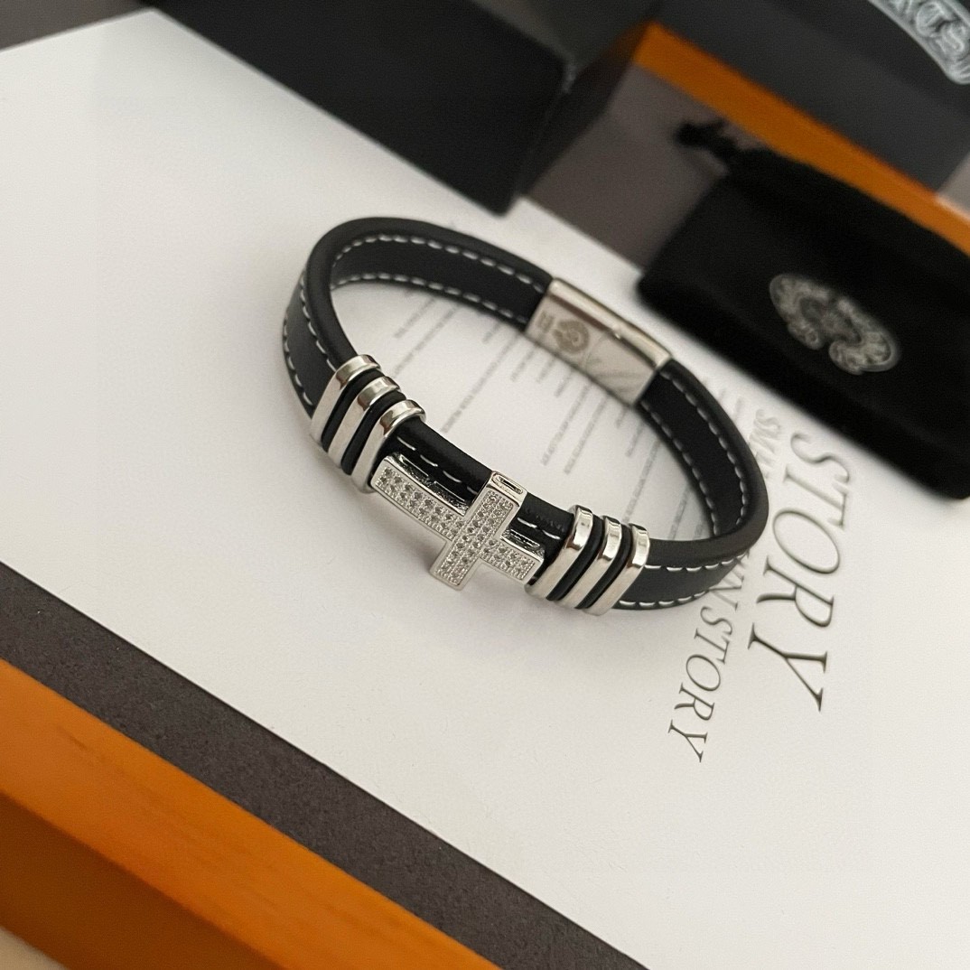 NO:111357,New model [Counter Seiko Version] Chrome He@rts Croxin Cross Diamond-inlaid leather rope bracelet Same style Retro and old style Original reproduction Pure handmade ~ Authentic model opening trendy and fashion essential for both men and women Can wear Couple style Rock Punk Tsing Silver Style Retro elements Trendy and versatile Official website same style, jewelry boutique, chrome hearts, chrome hearts, bracelet19860909新款【专柜精工版本】Chrome He@rts 克罗心 十字架镶钻皮绳手镯 明星同款 复古做旧风格 原版复刻 纯手工打造 ～正品开模潮流时尚必备 男女均可佩戴 情侣款同款 摇滚朋克泰银风格 复古元素 潮流百搭 官网同款,饰品精品,chrome hearts,chrome hearts,bracelet,Jewelry