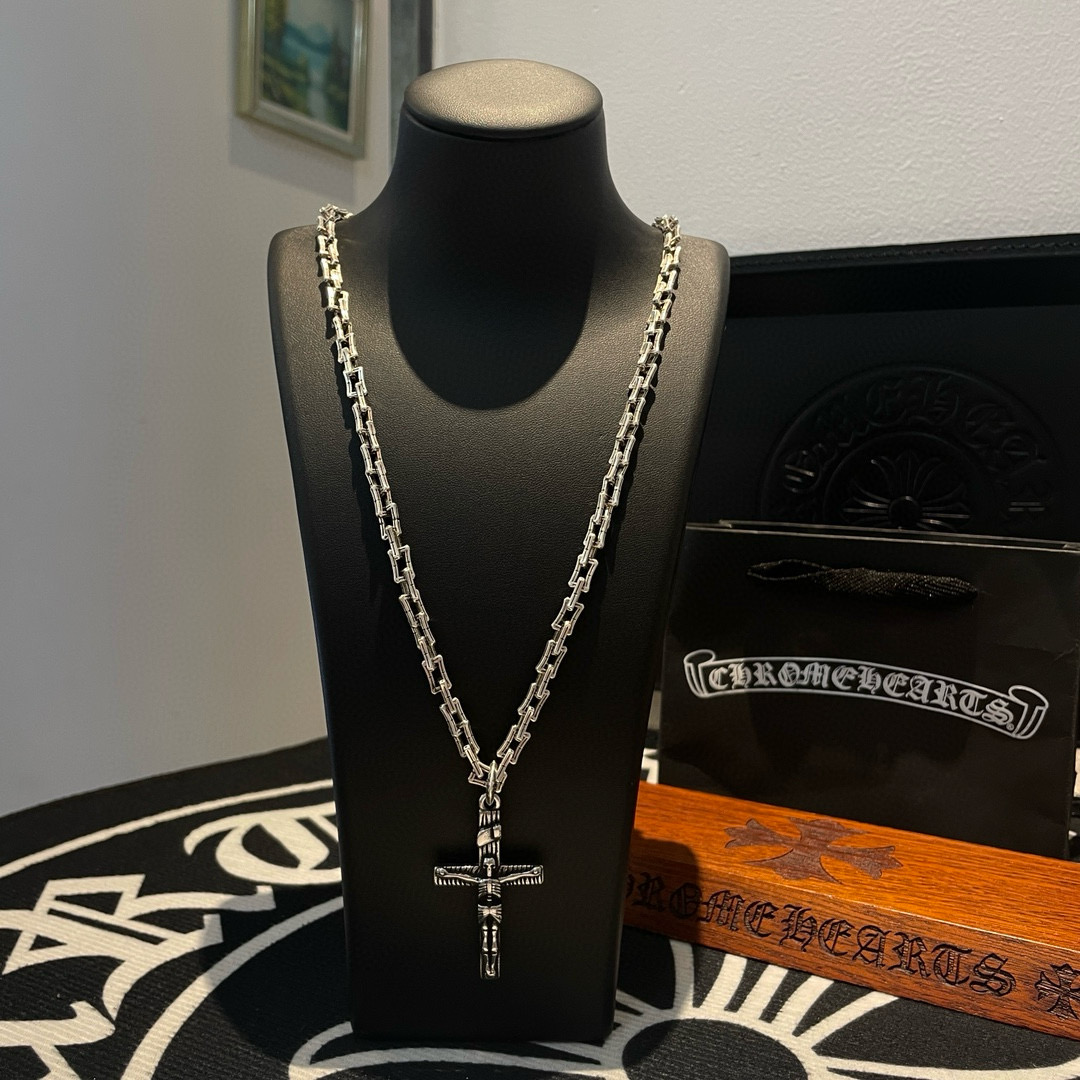 NO:111333,Batch New style [Counter Quality] Chrome Hearts Croxin Classic retro multi-element necklace Skull cross pendant Different pattern design styles with concave and convex shapes Present unique Cross Scout flowers are Croxin's ambitions, so they last longer. Genuine version of Chrome Hearts Croxin Difference to the market ordinary light version, benchmarking the quality of the version, looking at the details of the letter printing, retro old gray oxygen level. Seiko version!  !  !  Pure handmade ~ Authentic model opening must-have fashion and fashion, both men and women can wear it, same style for couples, original official website, rock punk style silver style, retro elements, trendy and versatile!  , jewelry boutique, chrome hearts, chrome hearts, necklace19860909批 新款【专柜品质】Chrome Hearts克罗心 经典复古多元素项链 骷髅头十字架吊坠 凹凸造型不同的花纹设计风格 呈现出与众不同 十字架 童军花是克罗心的志 所以更经久不衰 正品打版Chrome Hearts克罗心 区别市场普通轻版 对版对标品质 看字印细节 复古做旧灰氧程度.精工版本！！！ 纯手工打造 ～正品开模潮流时尚必备 男女均可佩戴 情侣同款 官网原版 摇滚朋克泰银风格 复古元素 潮流百搭！,饰品精品,chrome hearts,chrome hearts,necklace,Jewelry