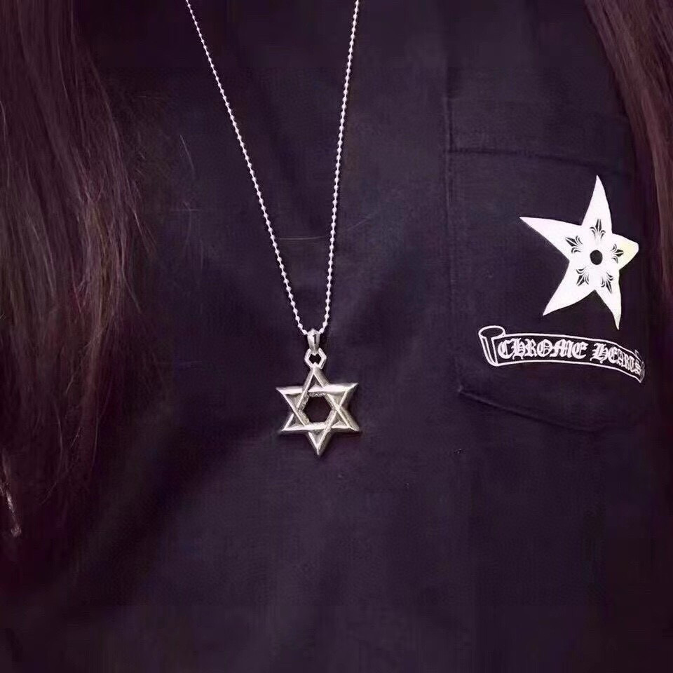 NO:111350,High-version Croxin large hexagram pendant necklace, many celebrities' upper body, each angle is too small to large, details are in place, original handwritten lettering, matched with letter chain, size 50-70cm optional, jewelry quality, chrome hearts, necklace19860909高版本克罗心大号六芒星吊坠项链,众多明星上身,每个角度都是由小到大过度的,细节到位,原版手写体刻字,搭配字母链,尺寸50-70cm可选,,饰品精品,chrome hearts,necklace,Jewelry