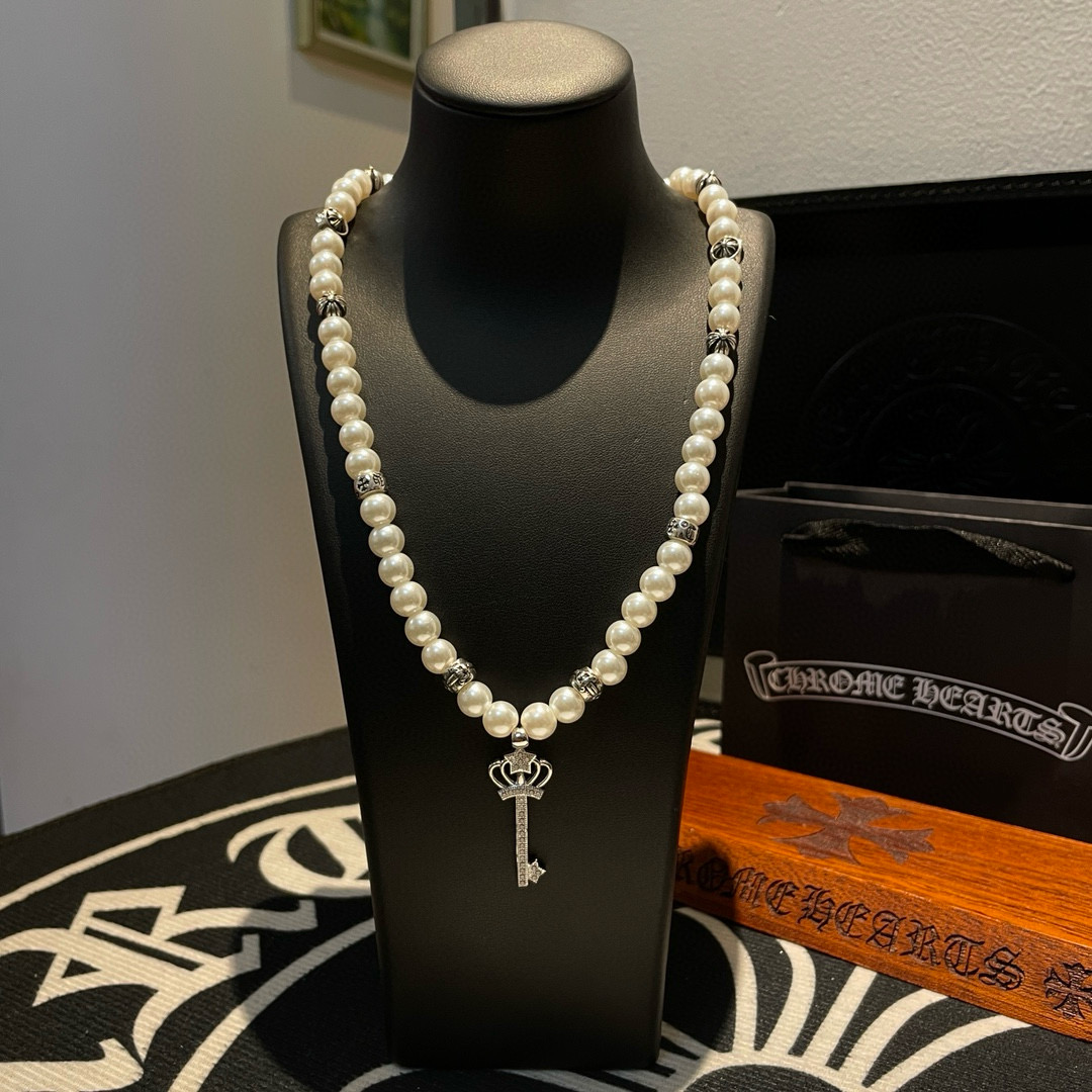 NO:111359,Chrome Hearts Pearl Necklace, Crown Key. The cool cross elements are full of ostentatiousness, and unique. They are matched with pearls. They are gentle, soft and noble. They are combined with coolness and elegance, and the style is directly full!  The real thing is beautiful, and the rate of return is overwhelming. Whoever wears it looks good!  You can also wear it on your hands for a few more circles, one thing for two purposes, jewelry quality, chrome hearts, chrome hearts, necklace19860909Chrome Hearts克罗心珍珠项链,皇冠钥匙 酷感十足的十字架元素,张扬又个性,搭配珍珠,光泽温润,柔美又矜贵,酷飒与优雅融合,风格直接拉满！ 实物美炸,出街回头率爆表,谁戴谁好看！也可以多绕几圈戴在手上,一物两用,,饰品精品,chrome hearts,chrome hearts,necklace,Jewelry