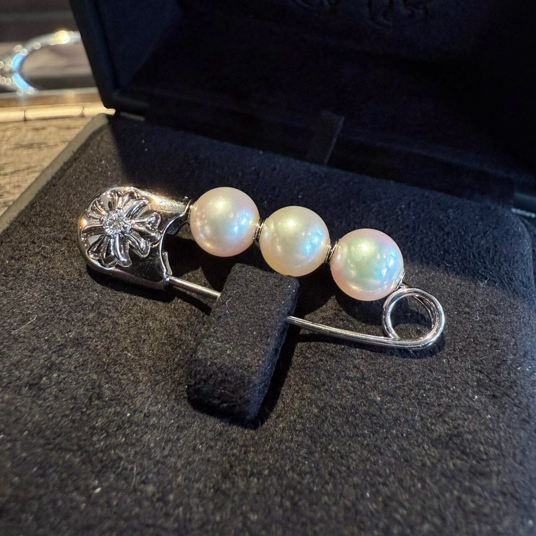 NO:111362,Croxin xmikimoto joint pin pearl brooch, pearl and Croxin perfectly collided and combined, it is a completely different style of Croxin to add an elegance, jewelry quality, chrome hearts, brooch, breastpin19860909克罗心xmikimoto联名别针珍珠胸针,珍珠与克罗心完美碰撞结合 是克罗心完全不同的风格酷飒中增添一份优雅,饰品精品,chrome hearts,brooch，breastpin,Jewelry
