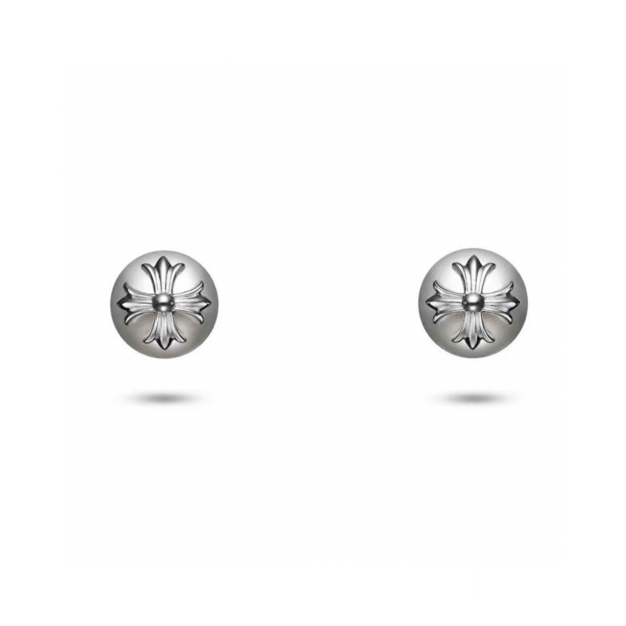 NO:111371,Croxin×Mikimoto's co-branded earrings cleverly combine feminine white pearls with Chrome Hearts' iconic cross elements, simple and exquisite. It is cool and elegant in daily wear, and has fine accessories, chrome hearts, chrome hearts, chrome hearts19860909克罗心×Mikimoto 御木本联名款的耳钉,巧妙将女性气质的白色珍珠与 Chrome Hearts 标志性十字架元素相融合,简简单单的很精致 日常佩戴又酷又优雅,饰品精品,chrome hearts,chrome hearts,Jewelry